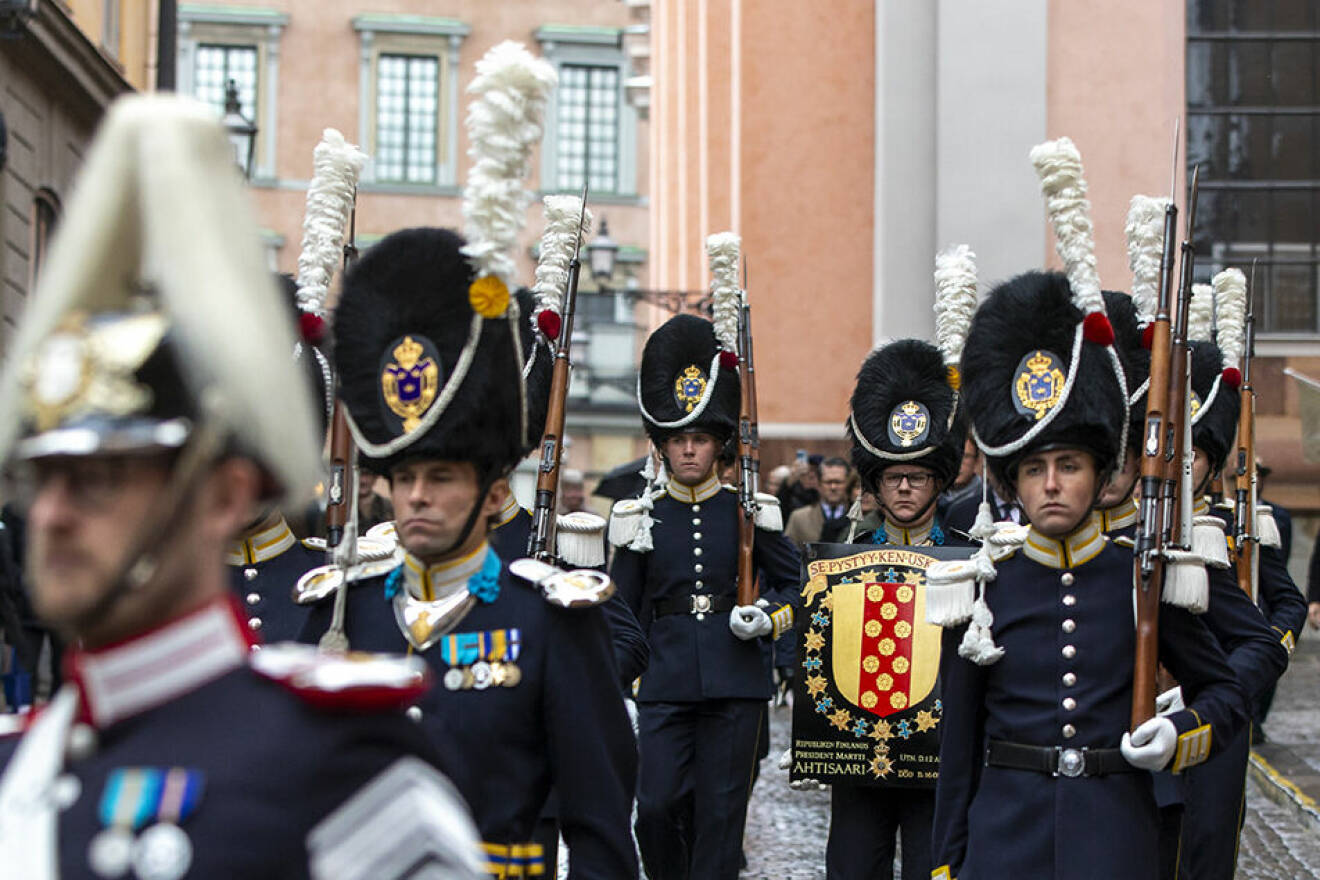 Martti Ahtisaaris serafimersköld i procession från Kungliga slottet till Riddarholmskyrkan på begravningsdagen