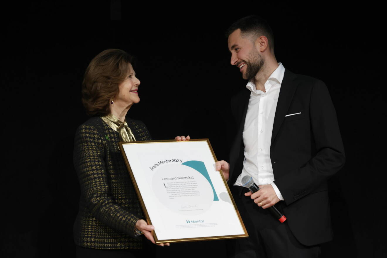 Drottning Silvia delar ut priset "Årets Mentor" till Leonard Mazrekaj under Mentors hyllningskväll på konserthuset i Stockholm.