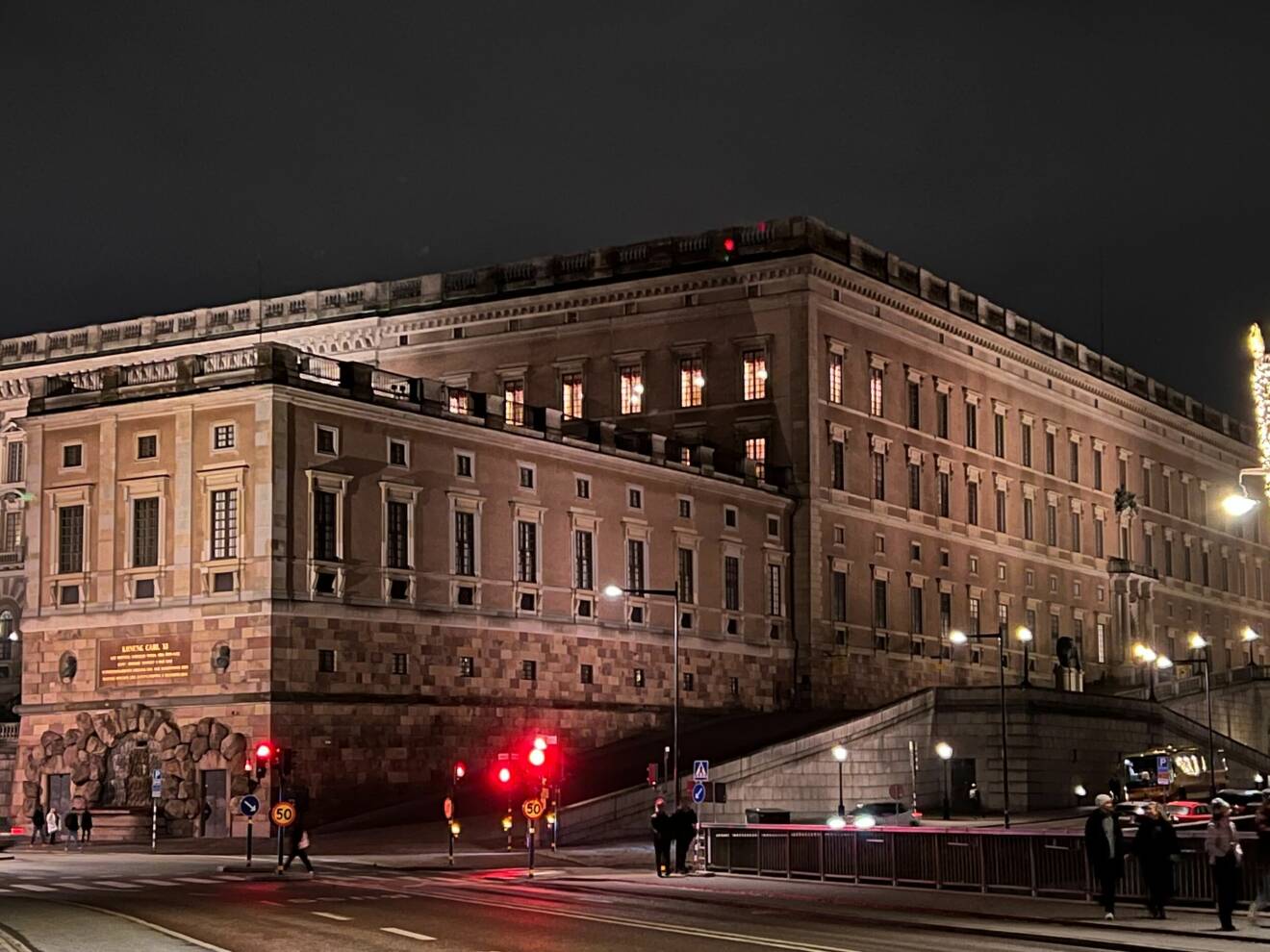 Upplysta fönster i festvåningen på Stockholms slott under prins Daniels 50-årsfest på slottet