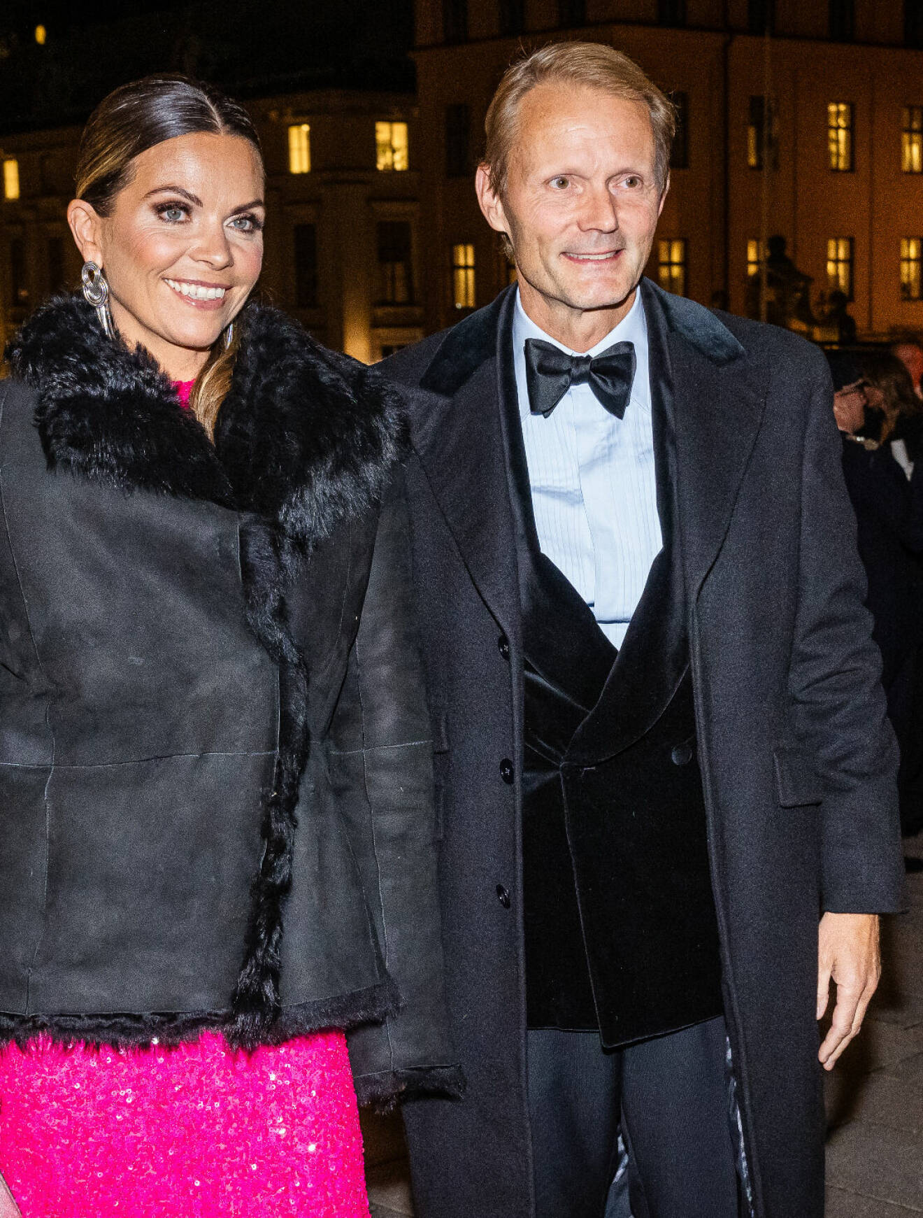 Clara Herngren i rosa och Felix Herngren i sammetssmoking på prins Daniels 50-årsfest