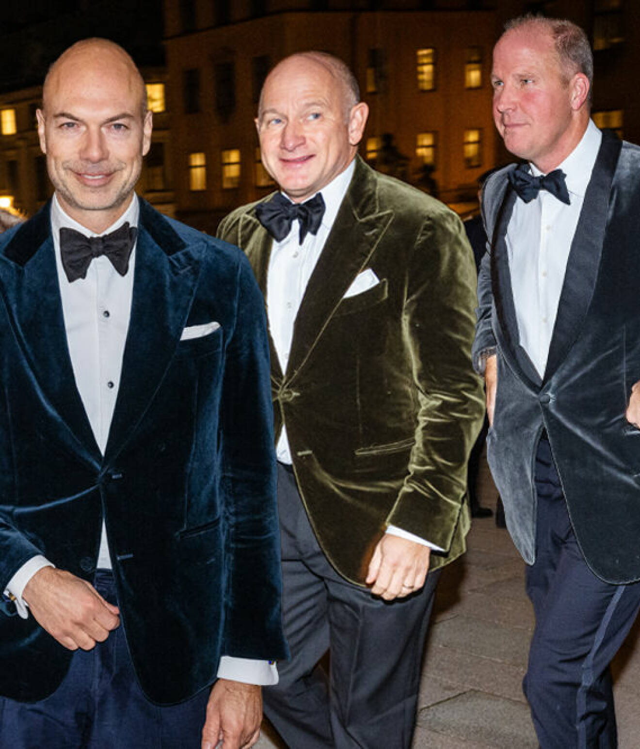 Cedric Notz, Jan-Carl Adelswärd och Alexander Fitzgibbons i sammetssmoking på prins Daniels 50-årsfest