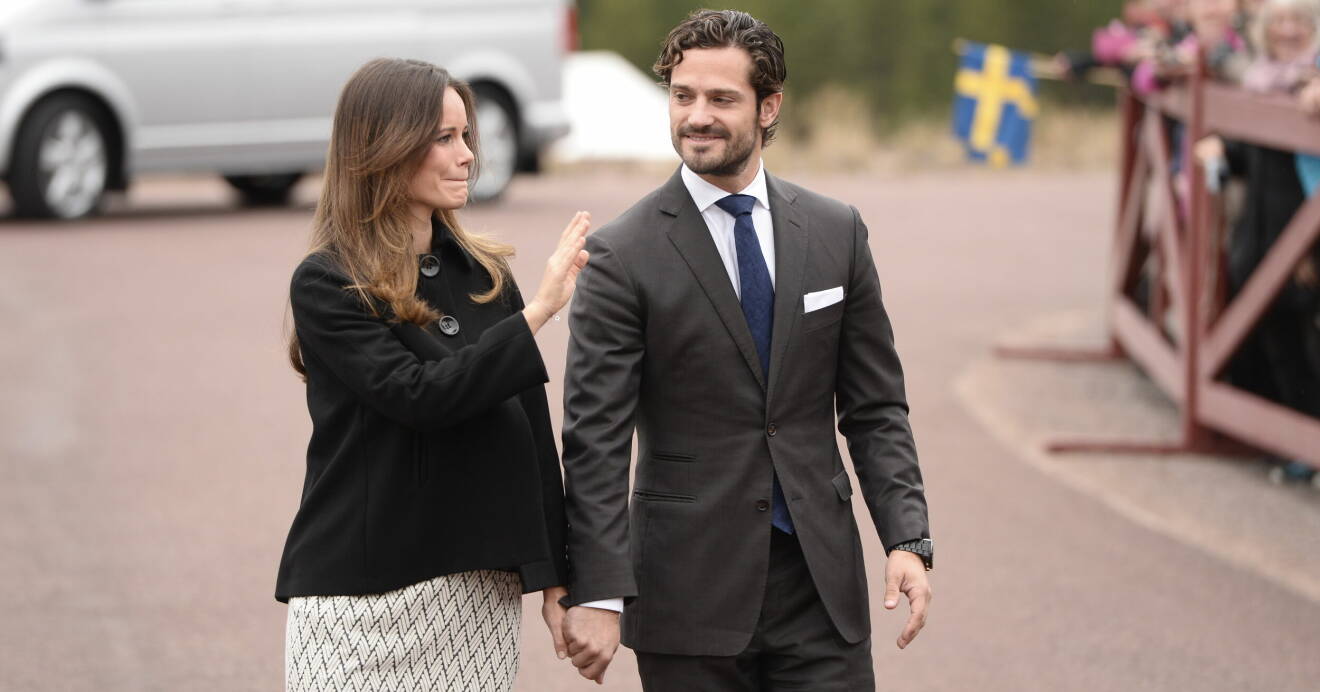 Prinsessan Sofia och prins Carl Philip håller handen medan Sofia ser gråtfärdig ut