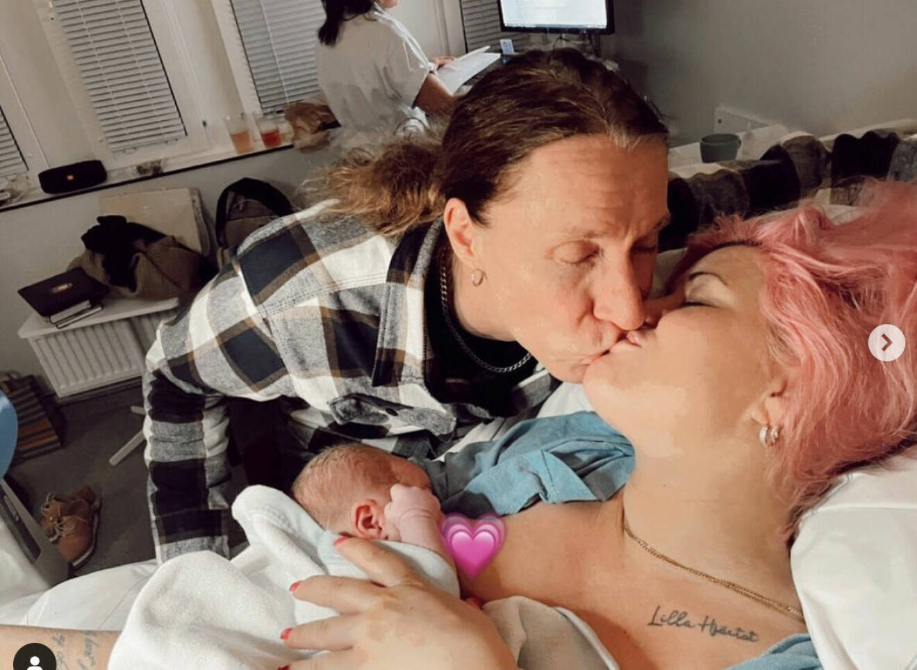 Martin Erikson och Melinda Jacobs med sin nyfödda dotter