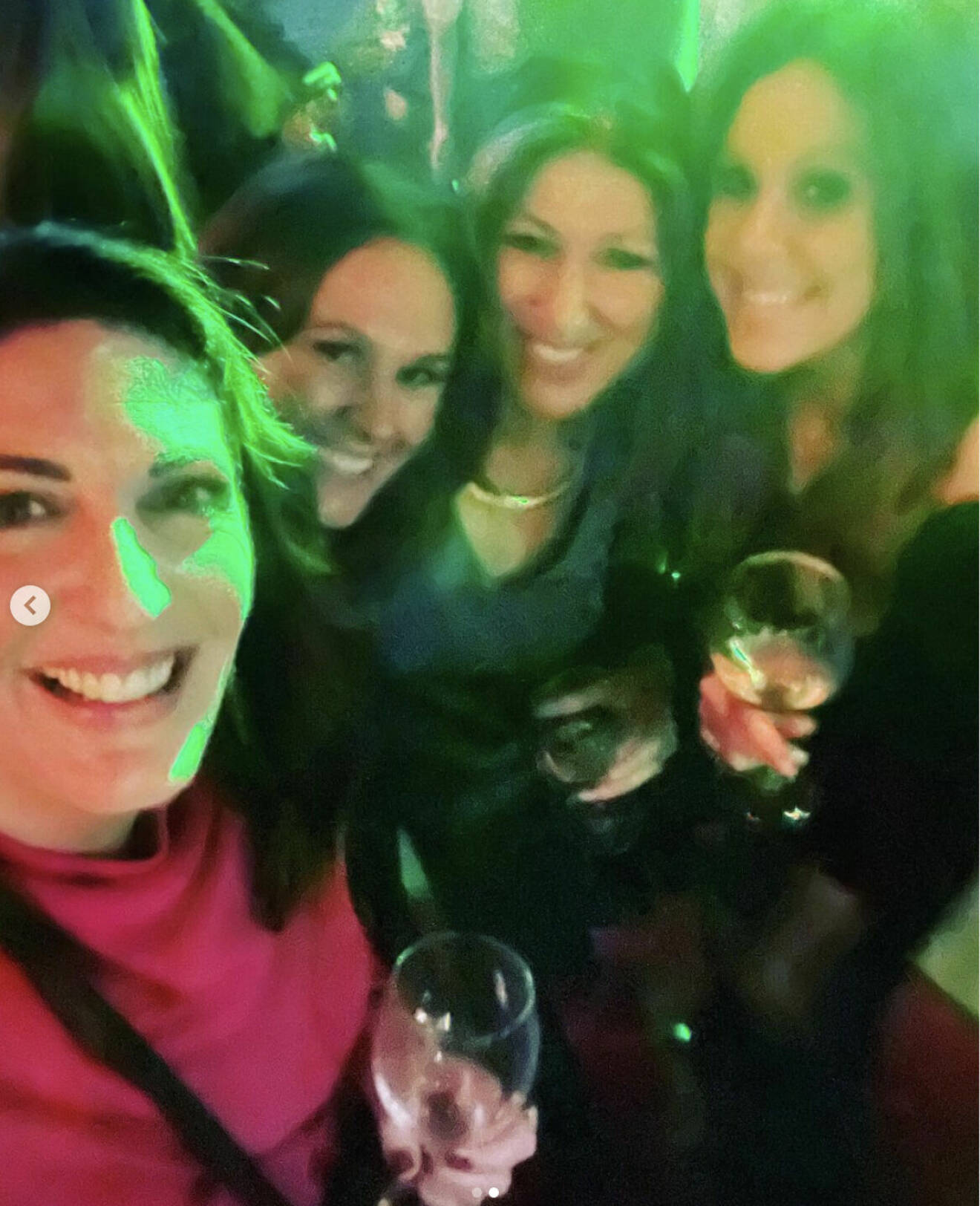 Sofia Geite, Soraya Lavasani, Maria Forsblom och Rania Shemoun Olsson tar en selfie i mörkt ljus med glas i händerna
