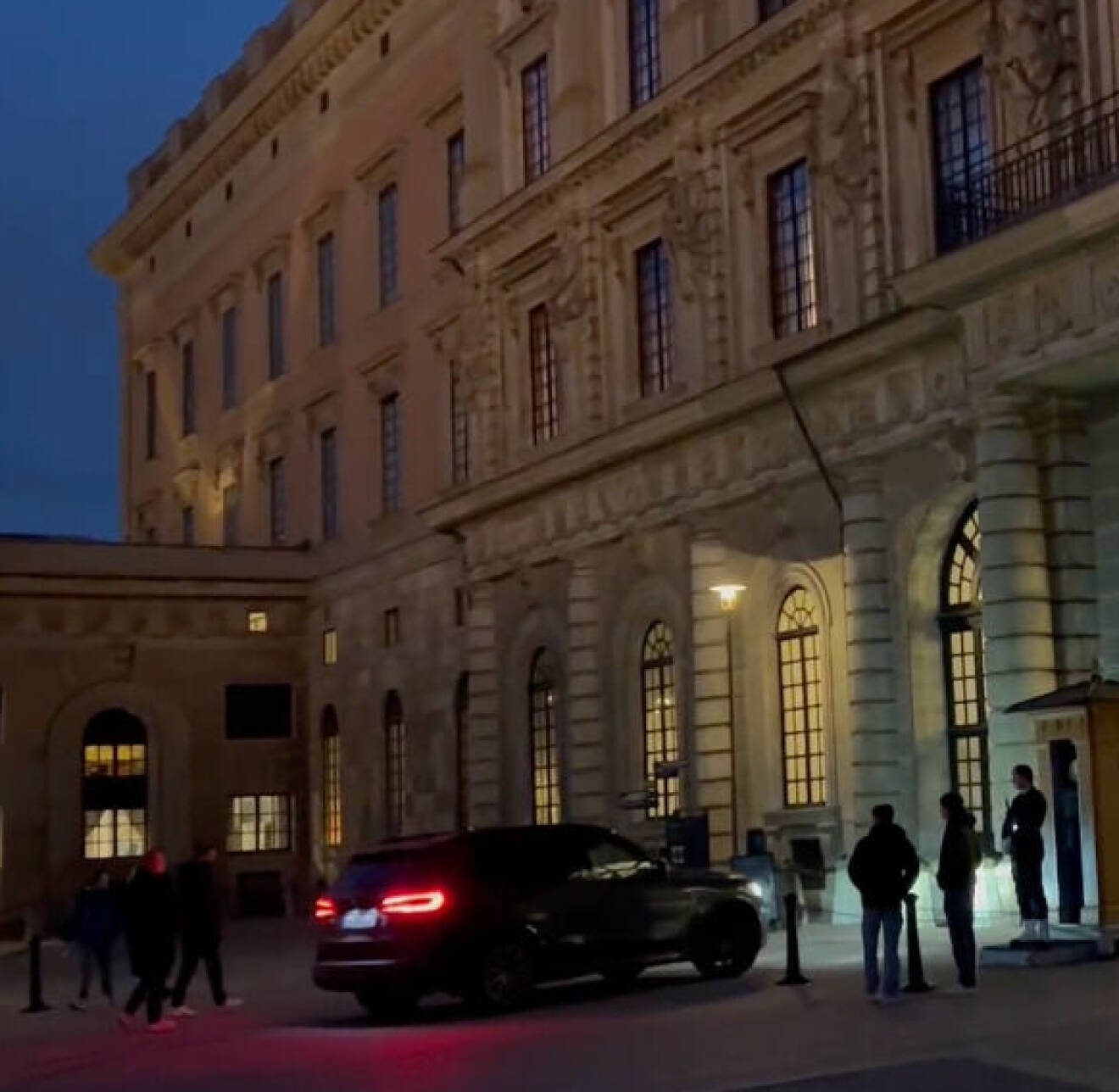 E-Types BMW kör in på slottet inför prins Daniels 50-årsfest
