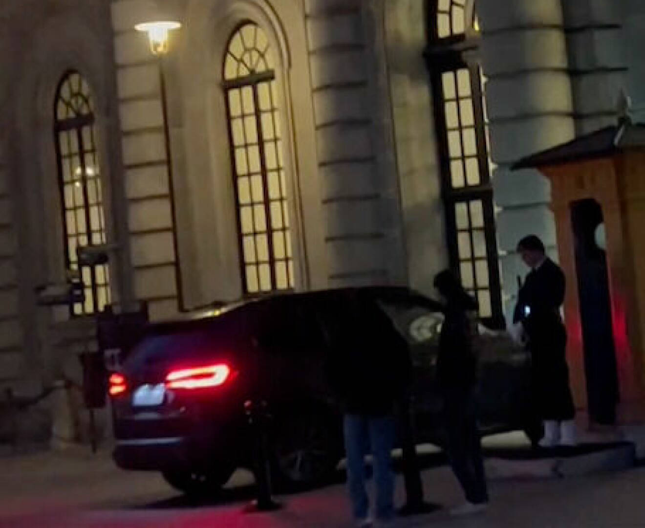 E-Types BMW kör in på Stockholms slott inför prins Daniels 50-årsfest