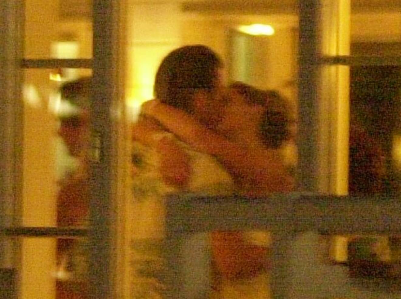 Kronprinsessan Victorias och prins Daniels / Daniel Westlings kyss på Caroline Kreugers fest på restaurang J i Nacka strand