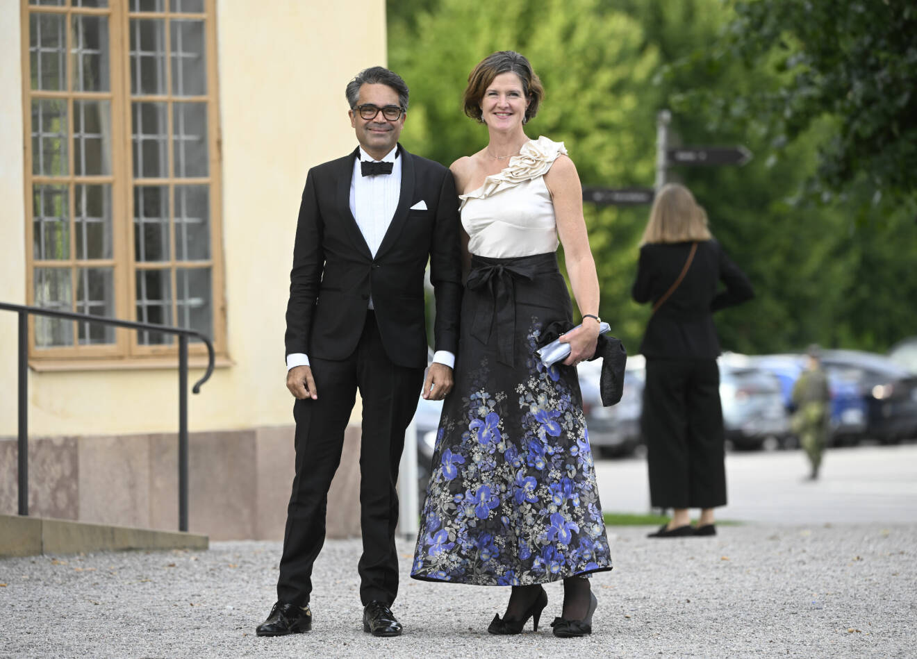 David Batra och landshövding Anna Kinberg Batra anländer till kvällens jubileumsföreställning på Drottningholms slottsteater med anledning av kungens 50-årsjubileum.