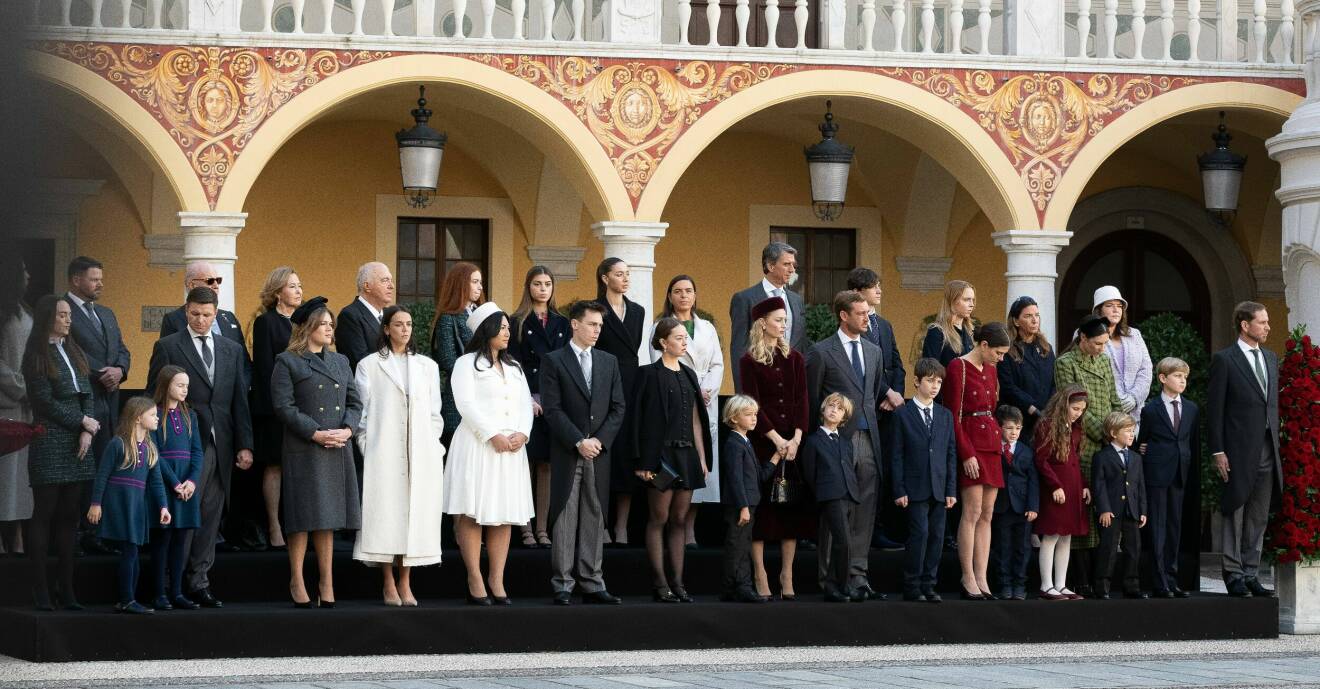 Kungliga storfamiljen i Monaco utanför palatset
