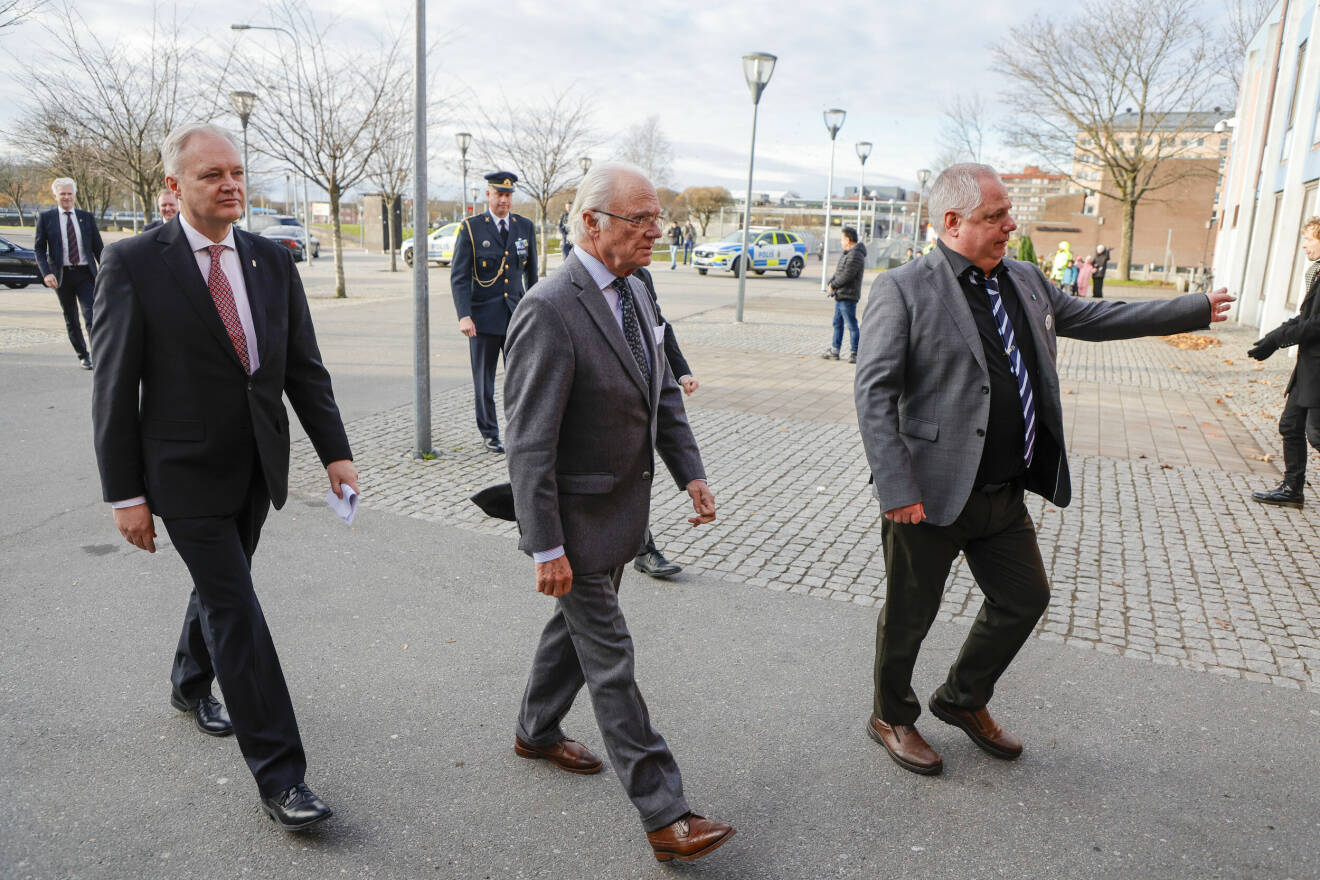 Kung Carl XVI Gustaf anländer till Göteborgs stads lokaler i Hjällbo vid sitt besök med med fokus på brottsförebyggande arbete. Till vänster landshövding Sten Tolgfors.