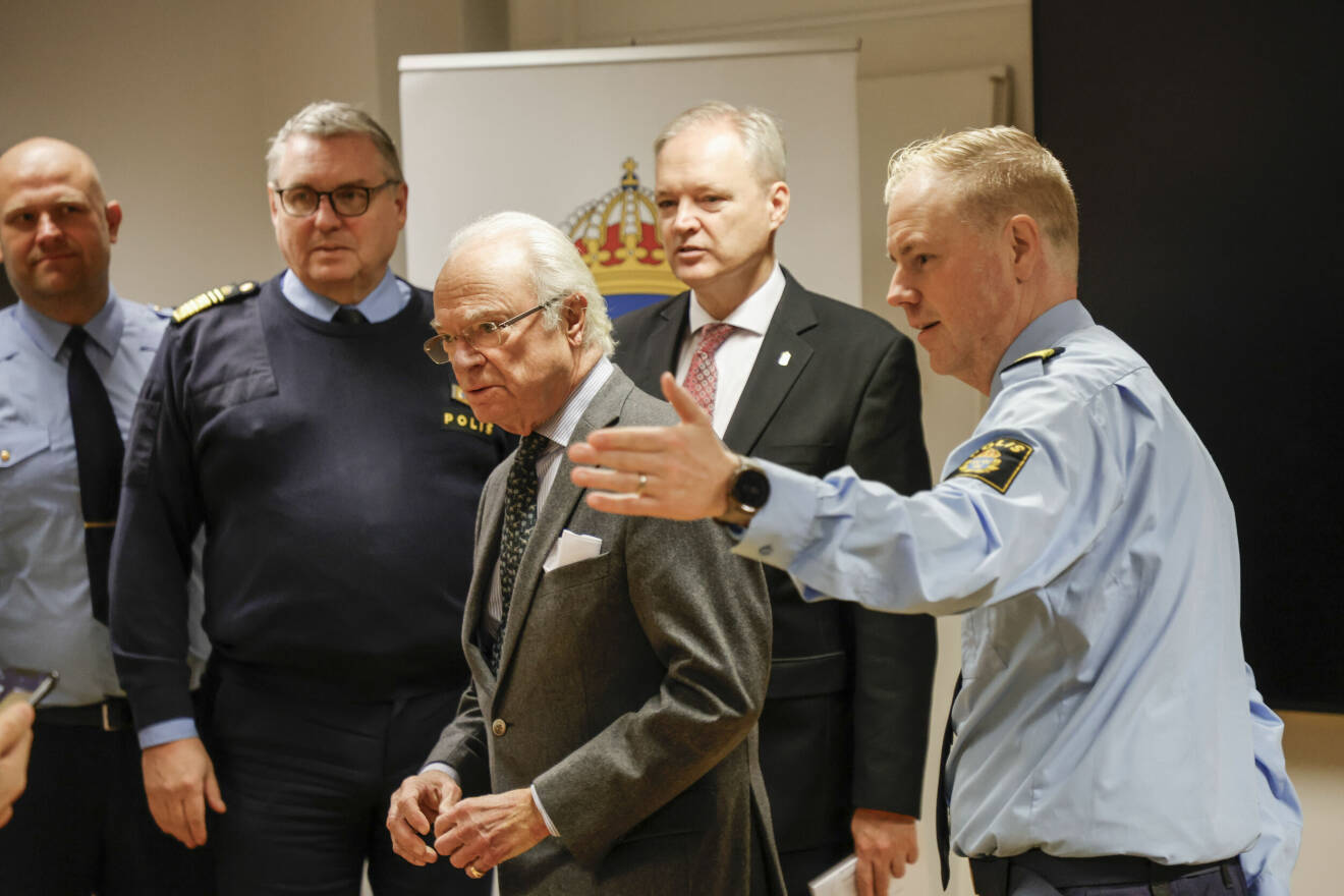 Kung Carl XVI Gustaf på besök hos polisen i Hjällbo, Göteborg med fokus på brottsförebyggande arbete. Till höger lokalpolisområdeschef Nordsost Fredrick Boström och i bakgrunden landshövding Sten Tolgfors.
