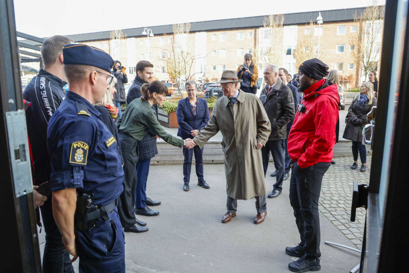 Kung Carl XVI Gustaf under en promenad till Bostadsbolagets lokaler under sitt besök i Göteborg med med fokus på brottsförebyggande arbete.