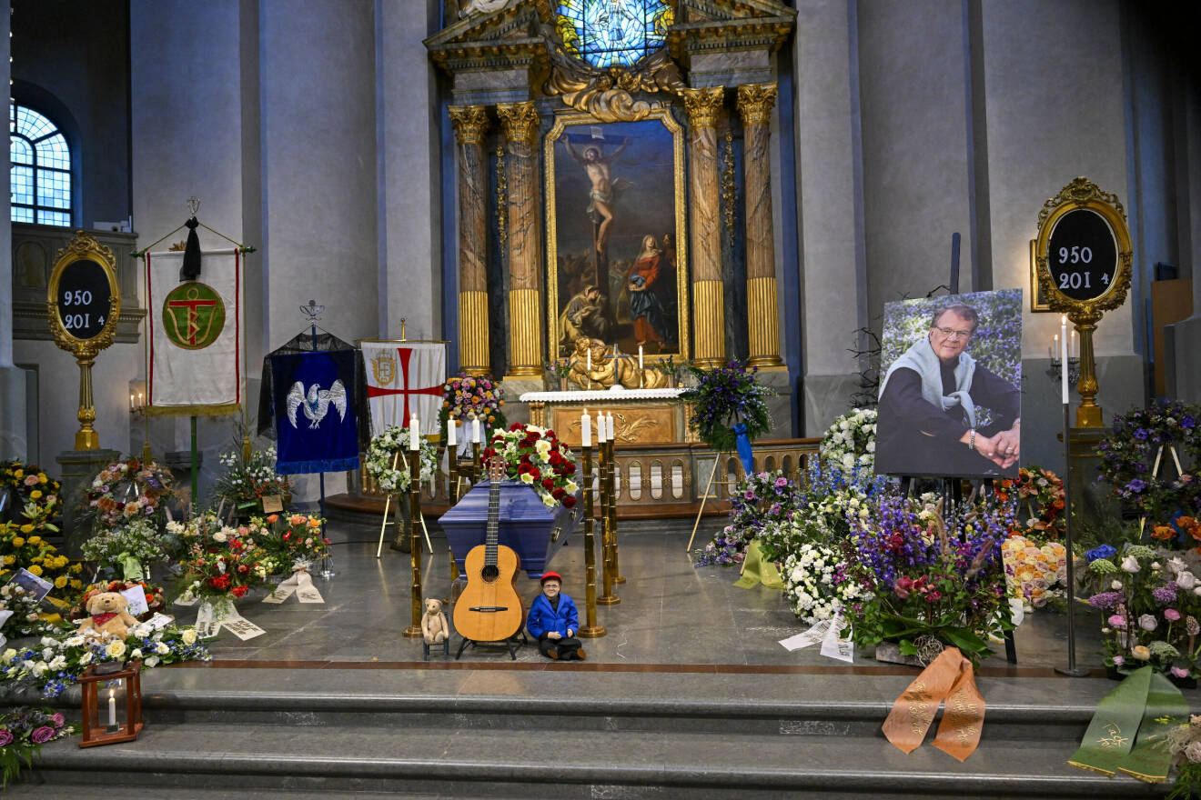 Lasse Berghagens begravning i Hedvig Eleonora kyrka i Stockholm under måndagen.
