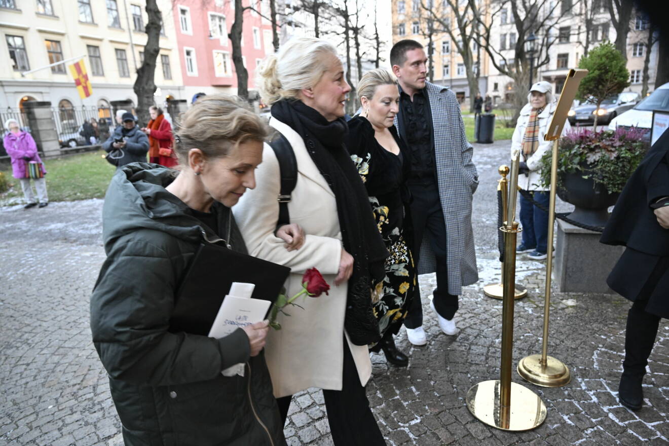 Helen Sjöholm, Malena Ernman, Sarah Dawn Finder och Danny Saucedo på Lasse Berghagens begravning i Hedvig Eleonora kyrka i Stockholm under måndagen.