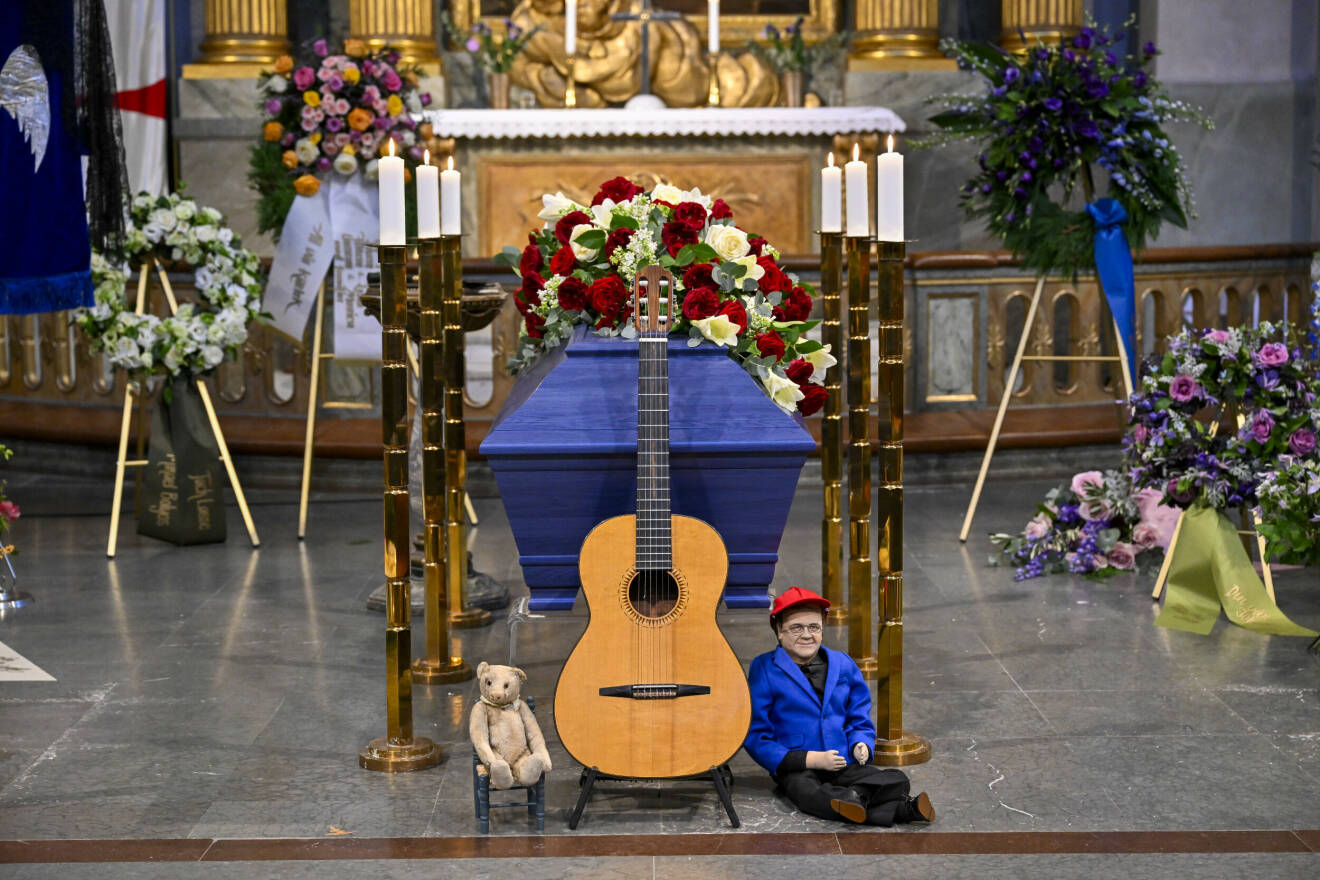 Lasse Berghagens begravning i Hedvig Eleonora kyrka i Stockholm under måndagen.