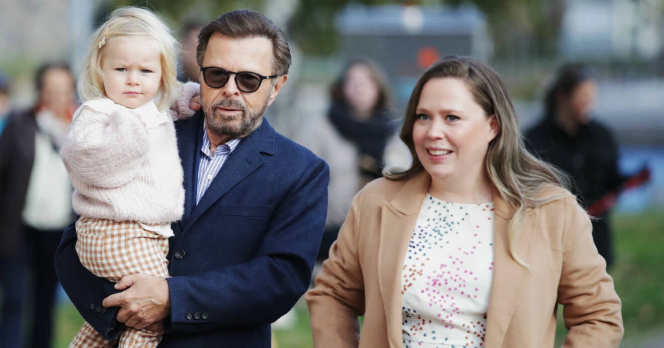 Anna och Hedvig Ulvaeus (i Björns famn) och ABBA medlemmen Björn Ulvaeus i samband med pressträff på Slottsholmen