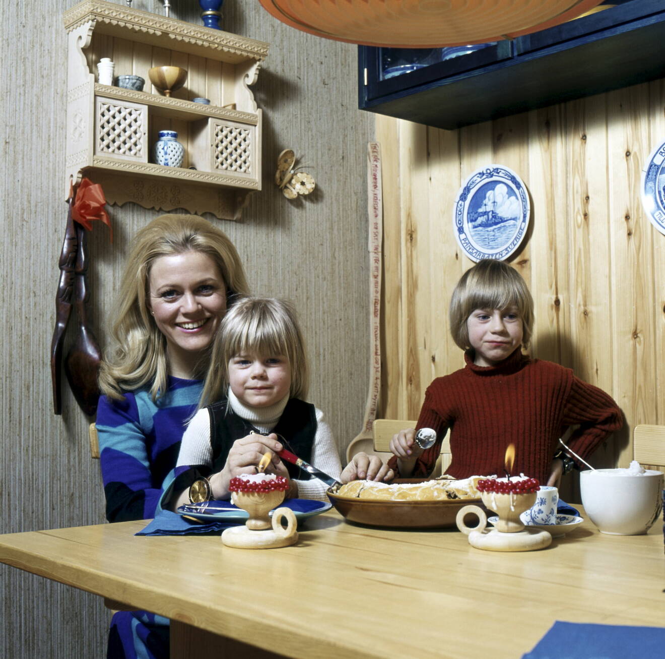 Christina Schollin med Pernilla Wahlgren som barn i knät, och Peter Wahlgren bredvid