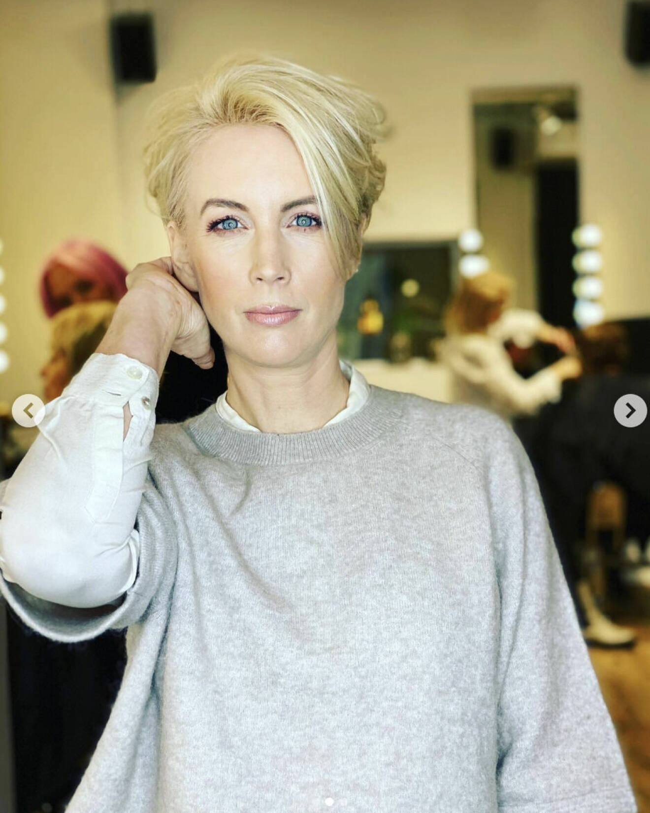 Jenny Strömstedt visar upp sitt nya korta hår