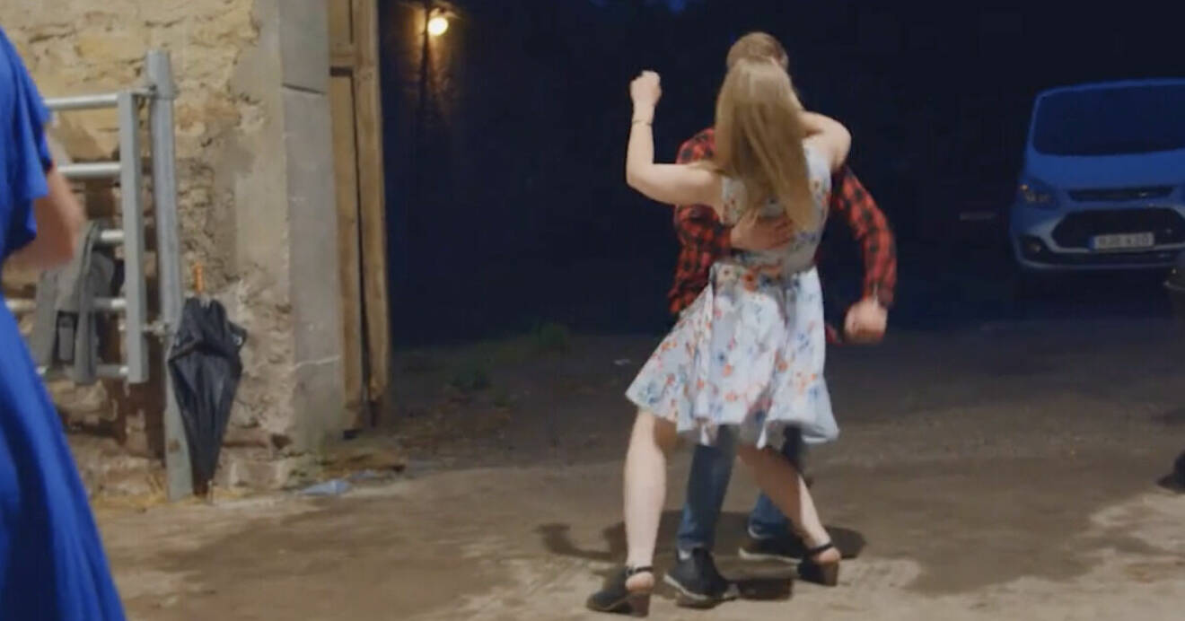 Mimmi och Erik dansar i en lada i Bonde söker fru