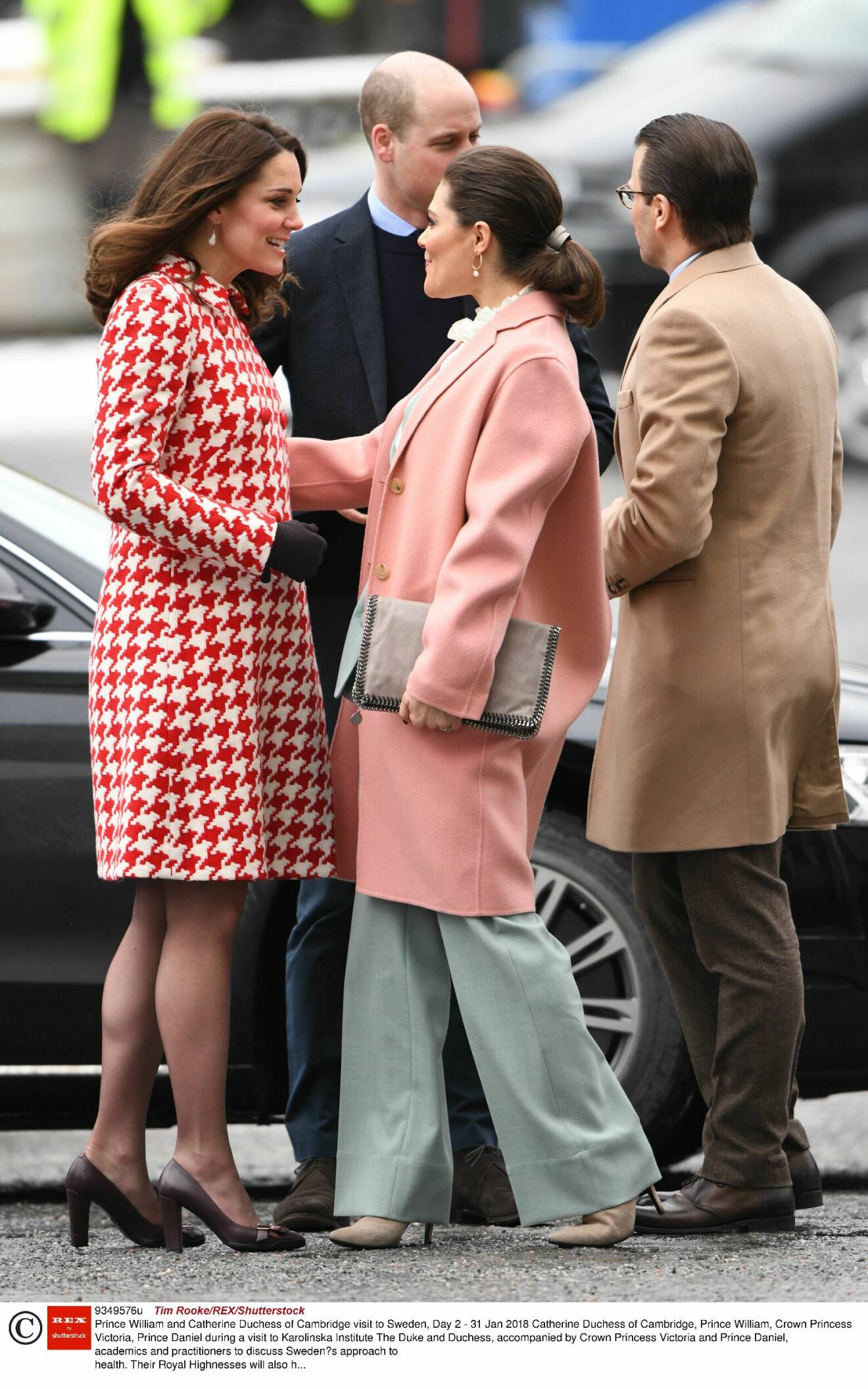 Kronprinsessan Victoria och prinsessan Kate pratar med varandra, prins William och prins Daniel i bakgrunden