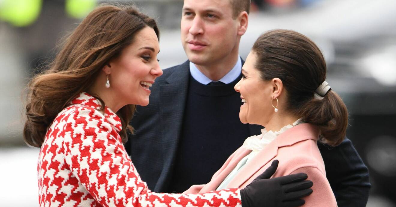 Prinsessan Kate har en hand på kronprinsessan Victorias axel