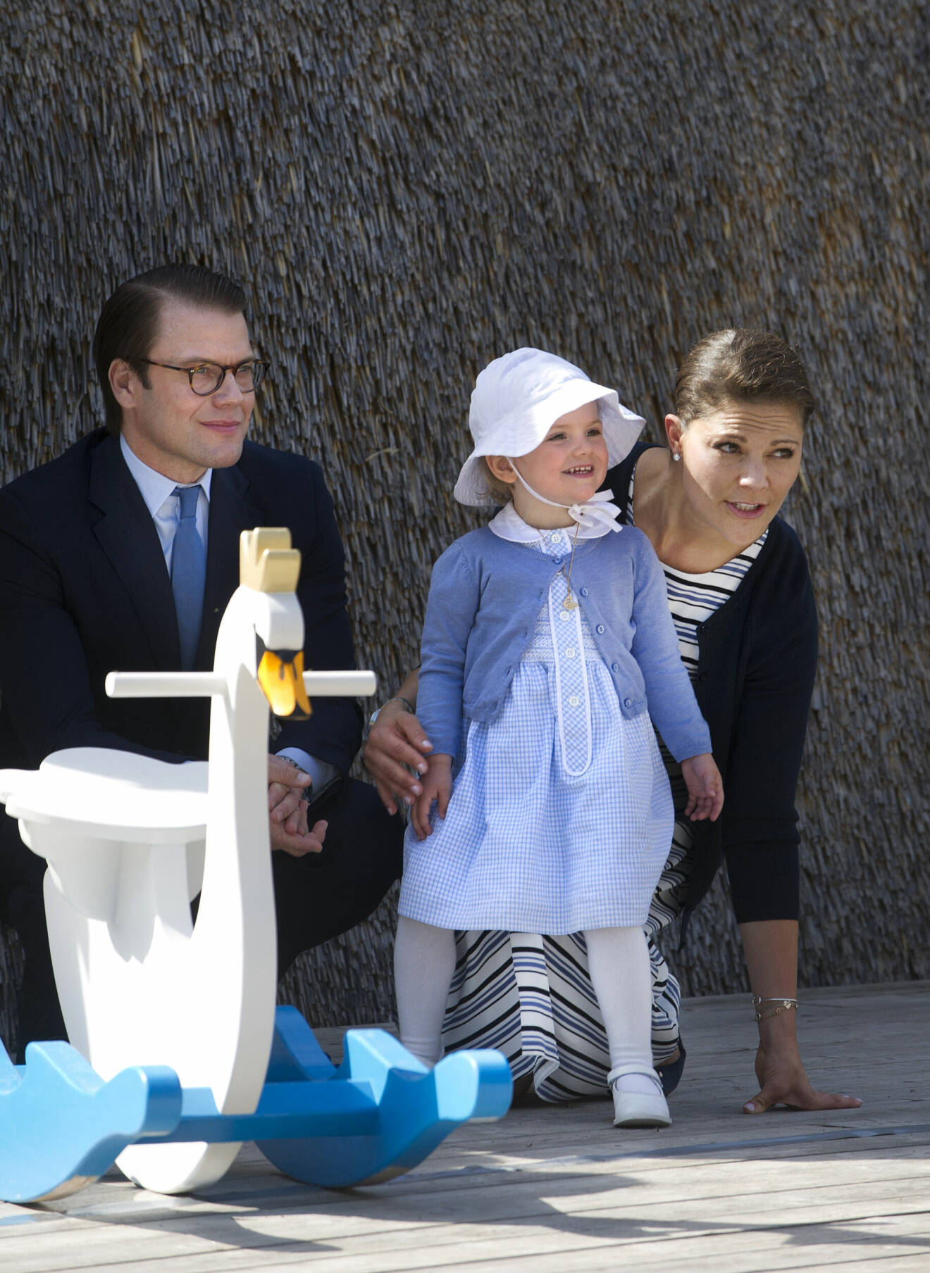 Kronprinsessan Victoria, prins Daniel och prinsessan Estelle som två-åring