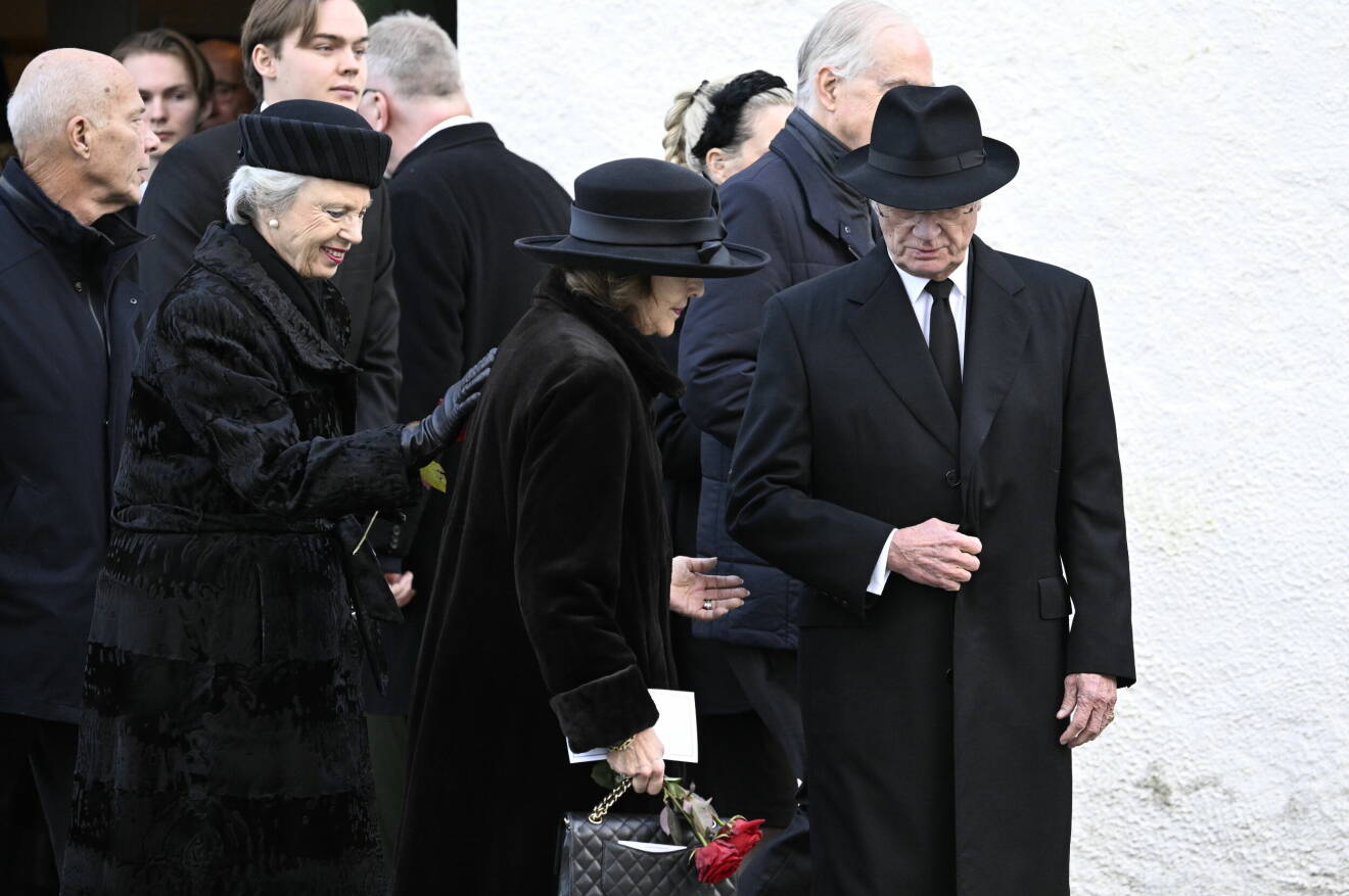 Prinsessan Benedikte tröst till drottning Silvia vid Hans-Gabriel Trolle-Wachtmeisters begravning