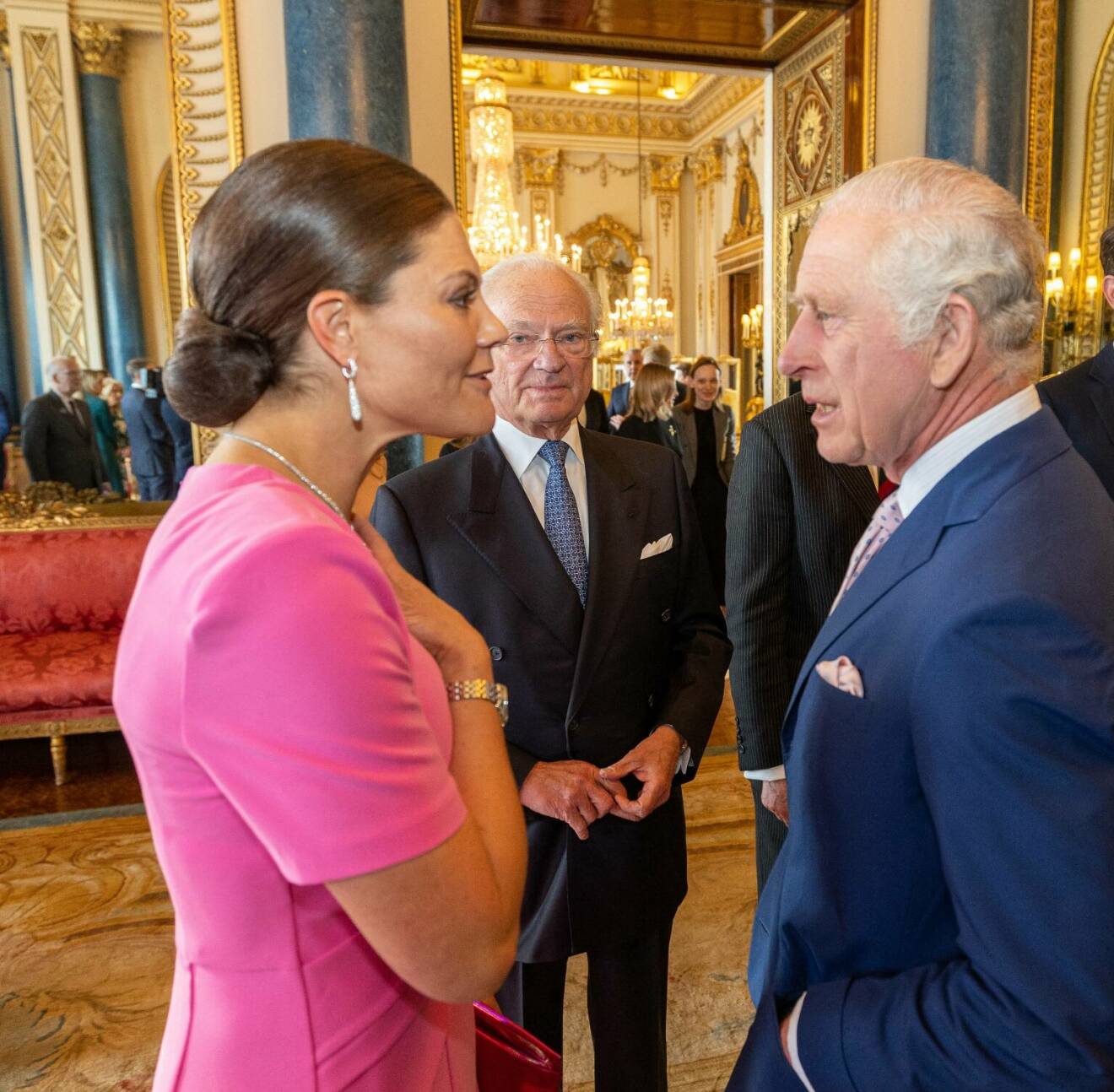 Kungen och kronprinsessan Victoria med kung Charles vid kröningen i London 2023