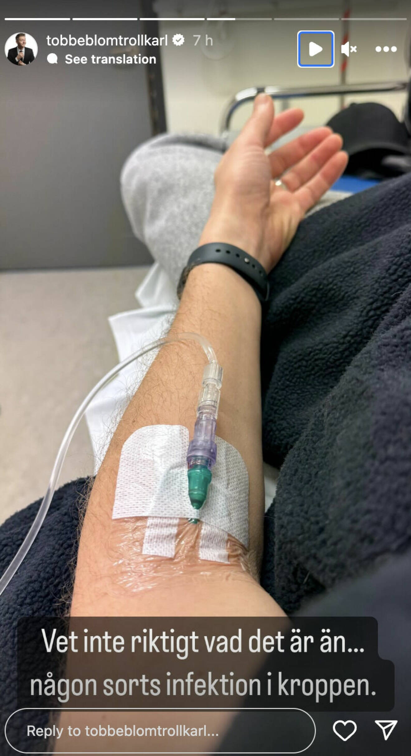En skärmdump från Tobbe Trollkarls Instagram-story, en bild från en sjukhussäng på en infart i armen
