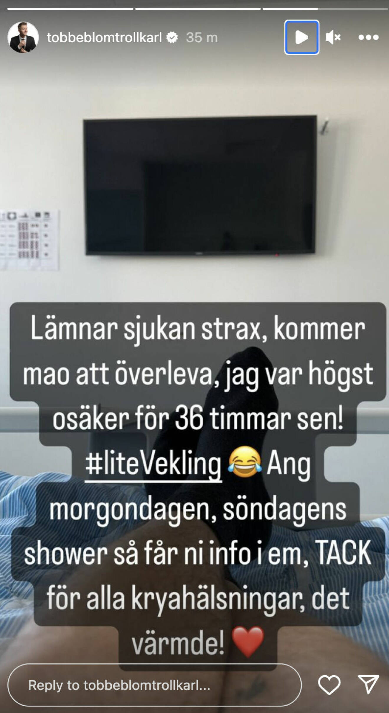 En skärmdump från Tobbe Trollkarls Instagram-story från en sjukhussäng med en text
