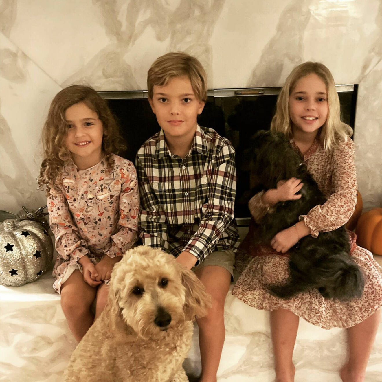 Prinsessan Madeleines tre barn och deras två hundar
