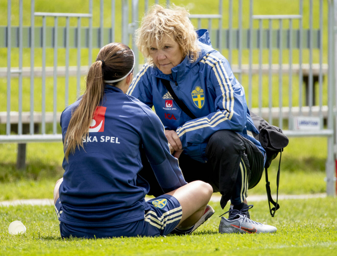 Kosovare Asllani och Kristina Forsblom på fotbollsplan