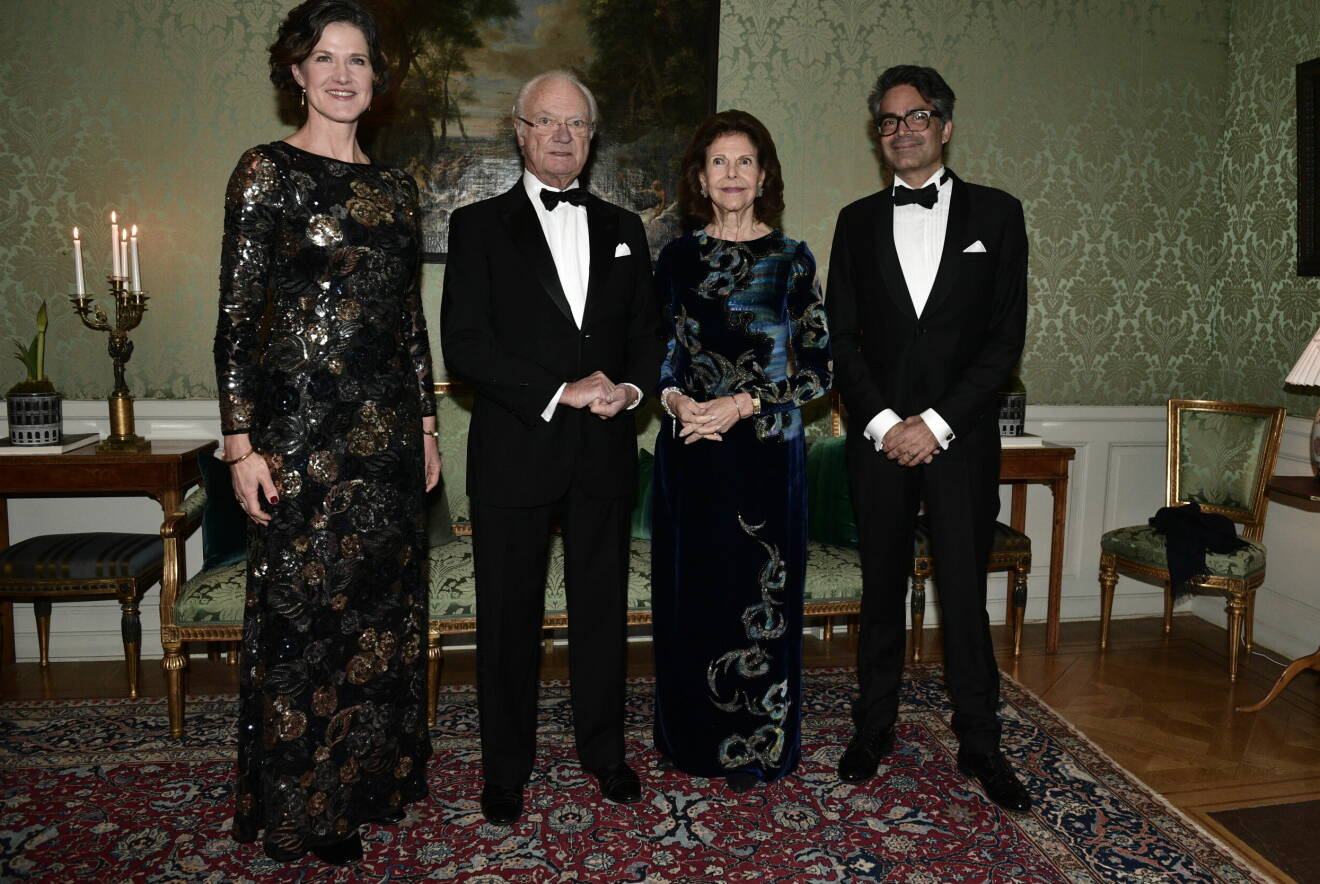 Stockholms läns landshövding Anna Kinberg Batra med maken David Batra (th) tar emot kung Carl Gustaf och drottning Silvia