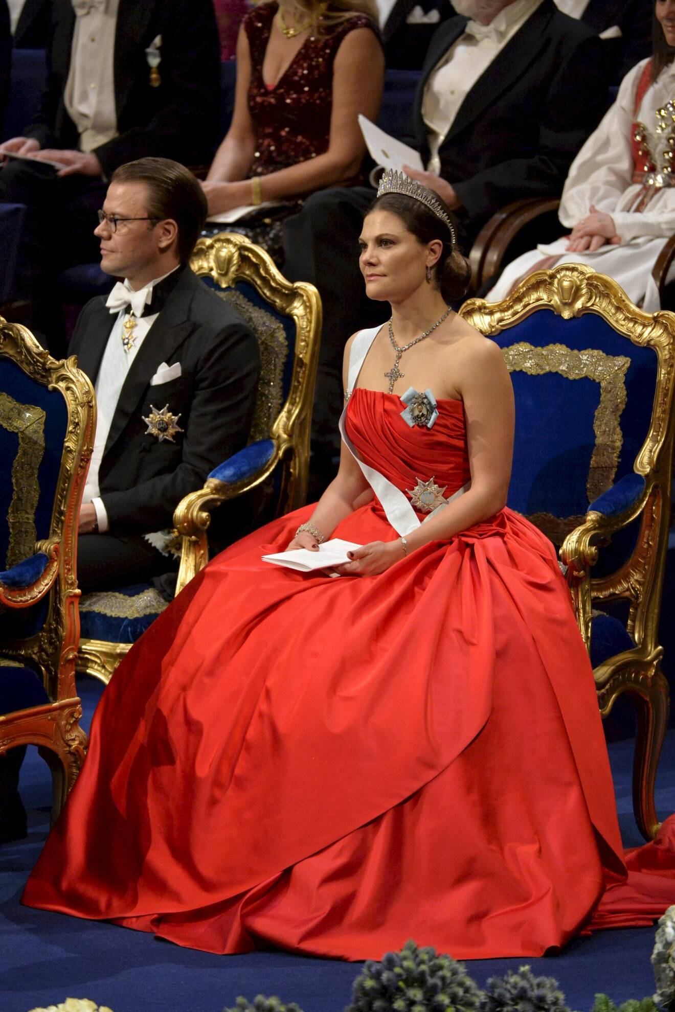 Kronprinsessan Victoria i en röd klänning under Nobelbanketten 2022