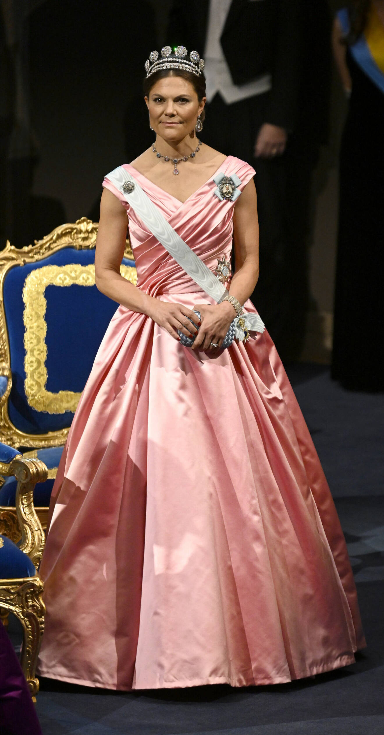Kronprinsessan Victoria i en rosa klänning under Nobelbanketten 2022