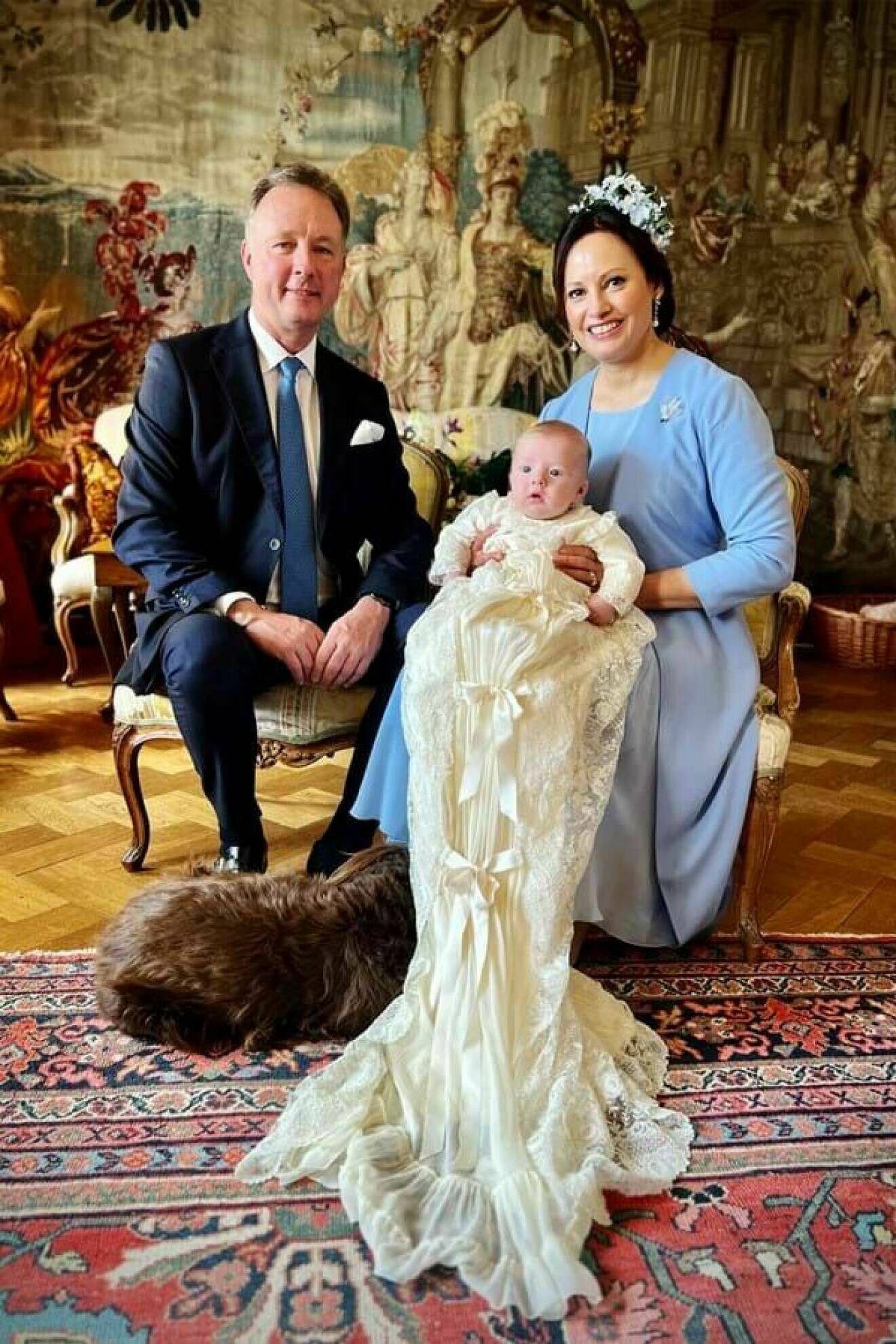 Prins Gustav och prinsessan Carina med sin nydöpta son i famnen