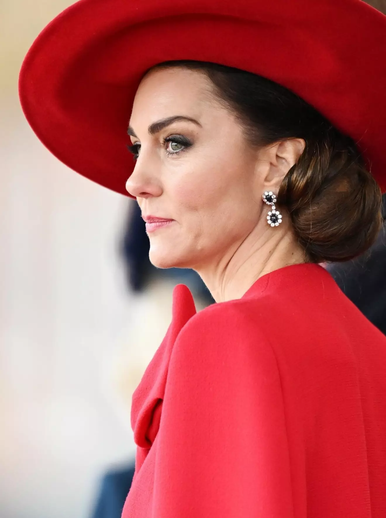 Prinsessan Kate i stor röd hatt