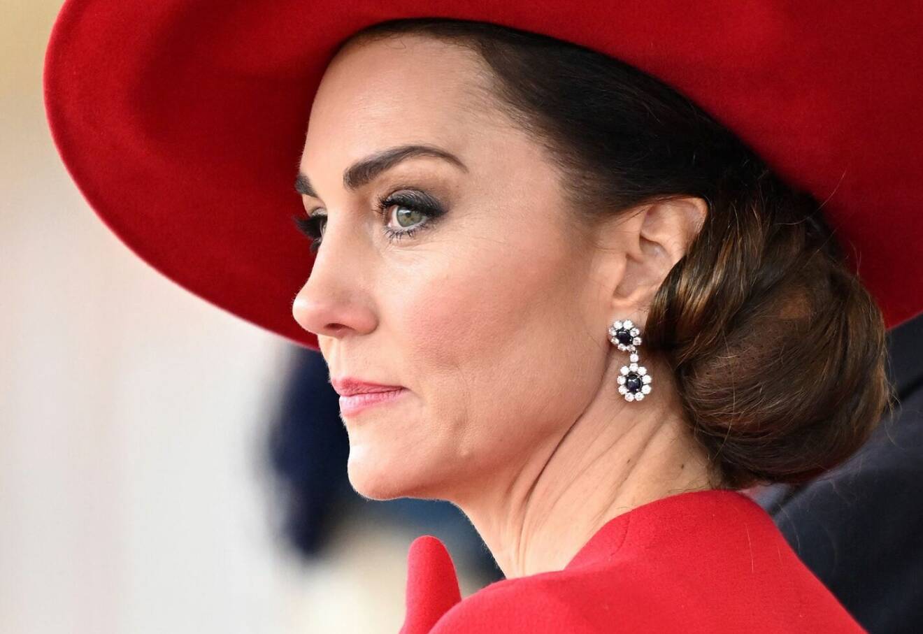 Prinsessan Kate i profil klädd i rött