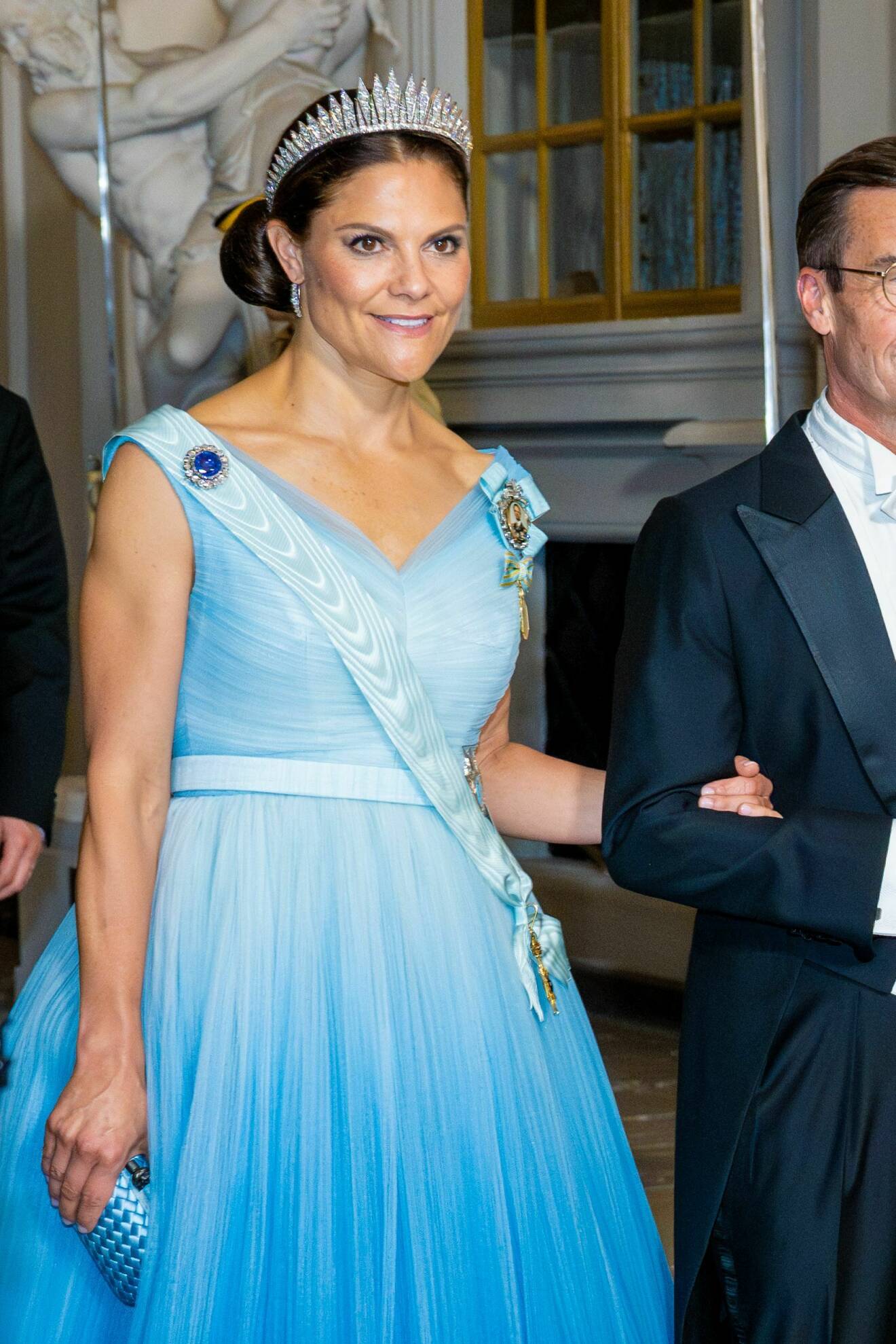 Kronprinsessan Victoria i Christer Lindarws blå aftonklänning 2023