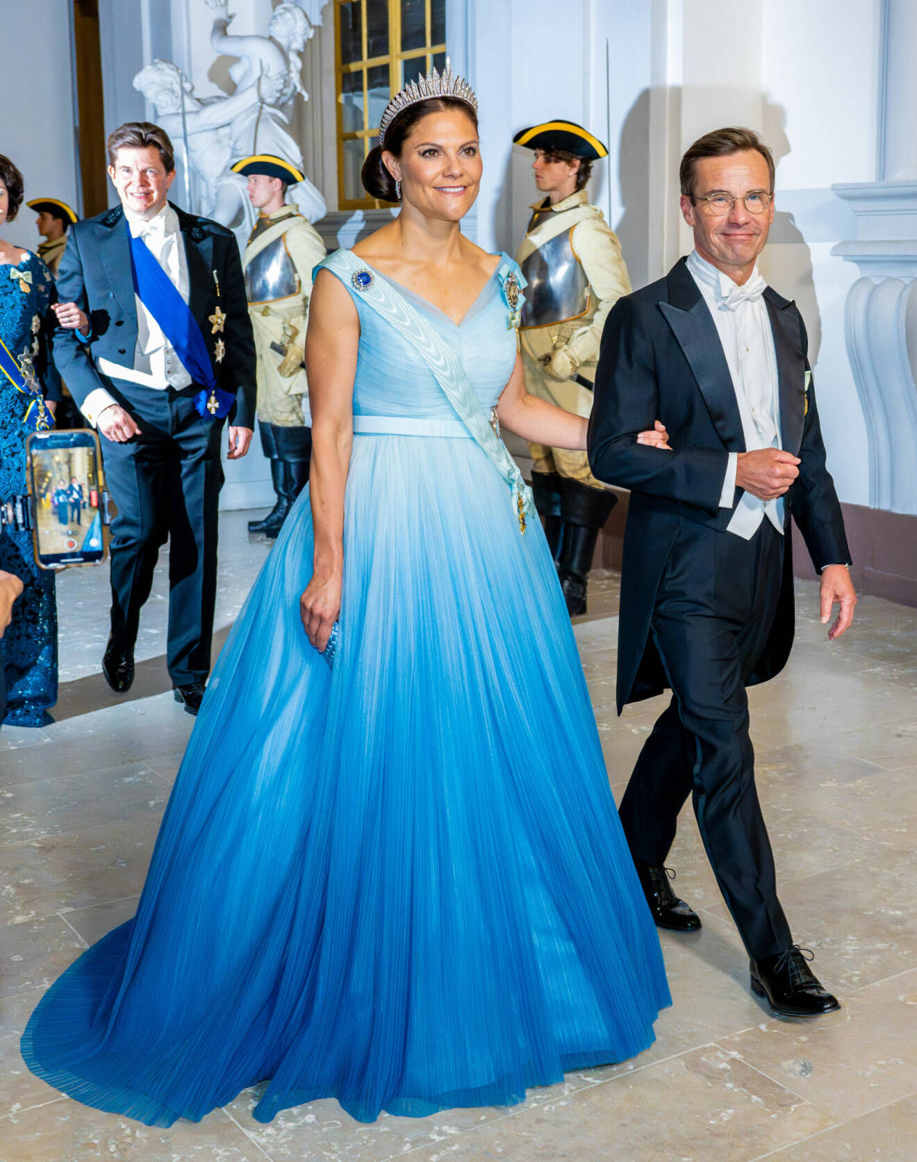 Kronprinsessan Victoria i blå aftonklänning designad av Christer Lindarw