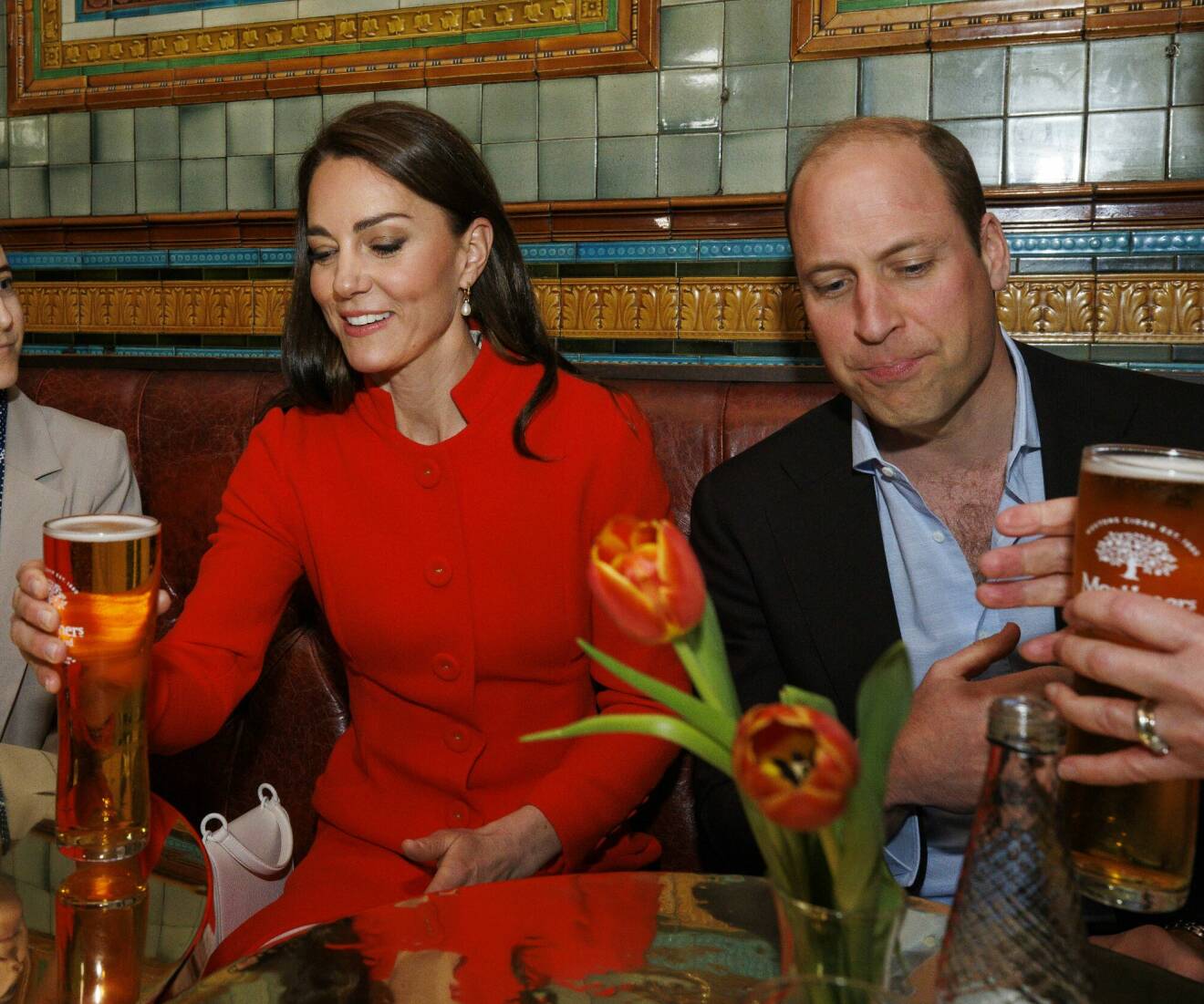 Prinsessan Kate och prins William dricker öl på puben The Dog and Duck i Soho i London