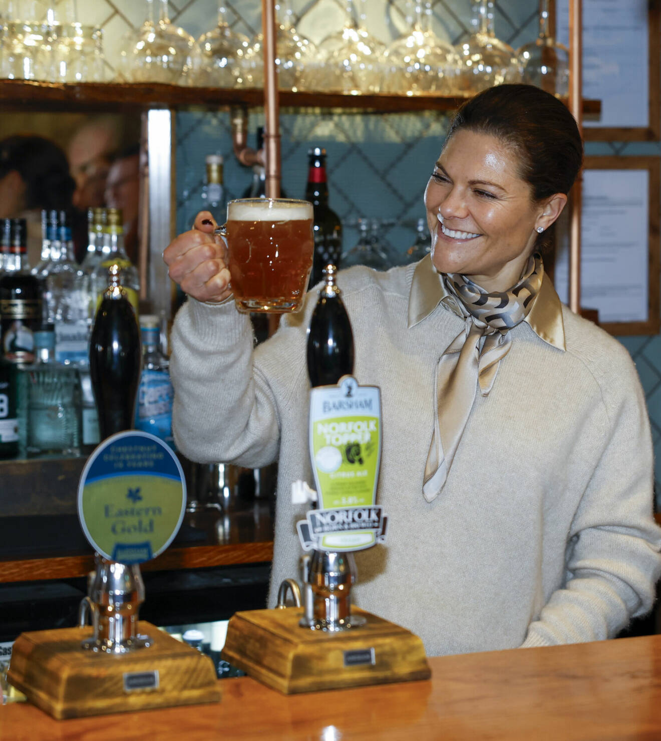 Kronprinsessan Victoria med en öl på puben The Three Blackbirds i Woodditton i England