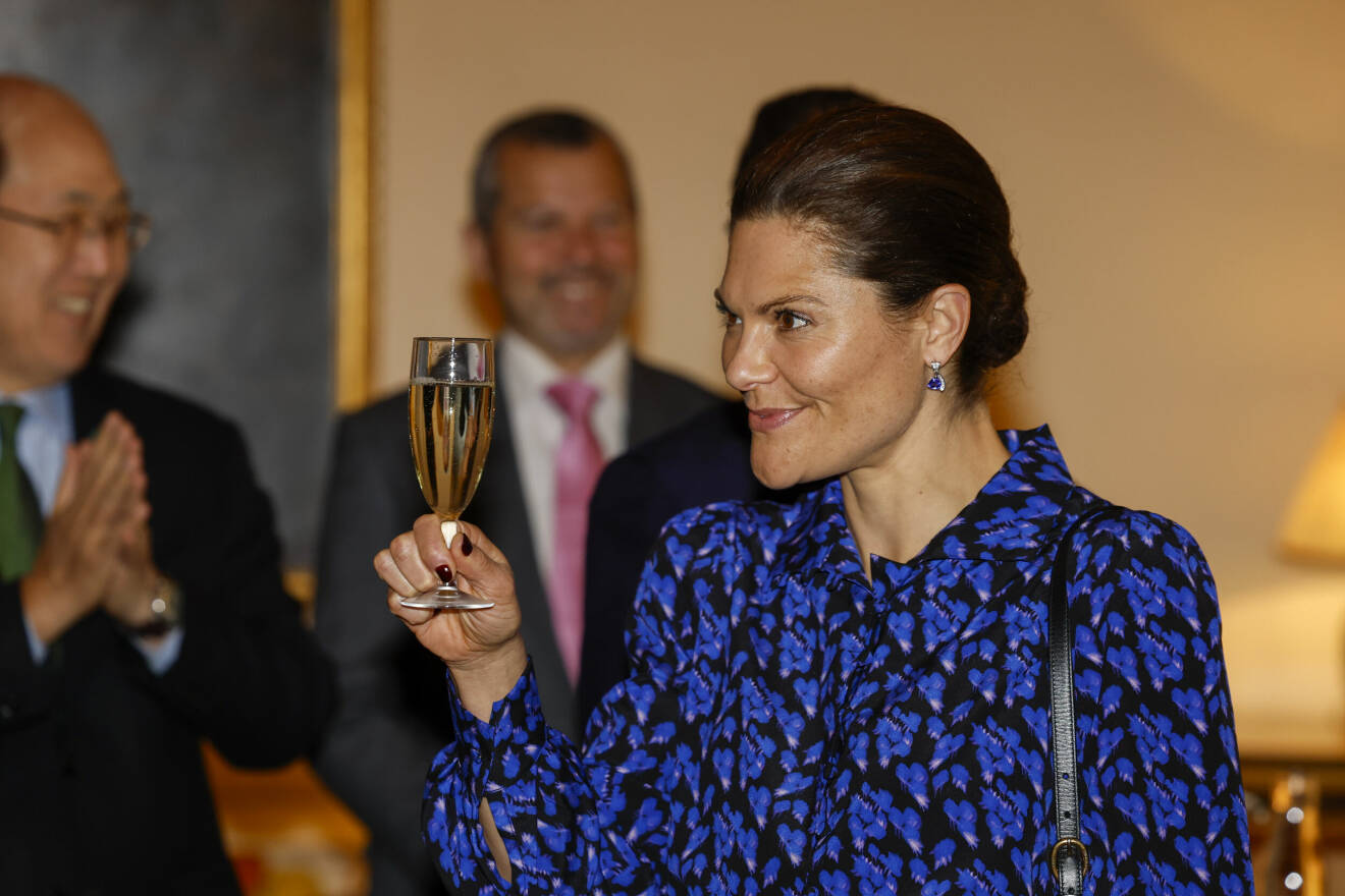 Officiellt besök i Storbritannien 2023 – kronprinsessan Victoria på mottagning på svenska residenset