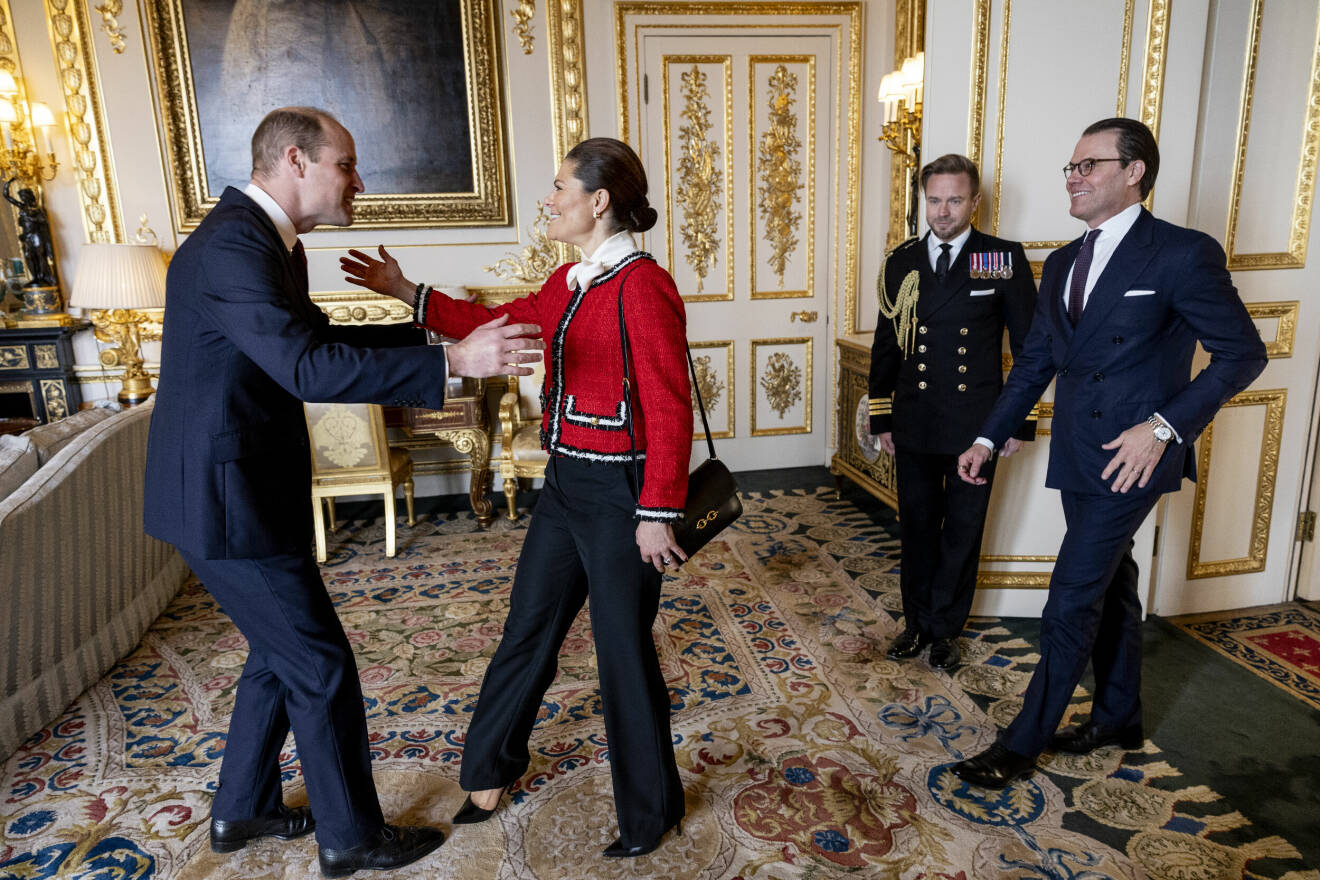 Prins William hälsar på kronprinsessan Victoria under kronprinsessparets officiella besök på Windsor