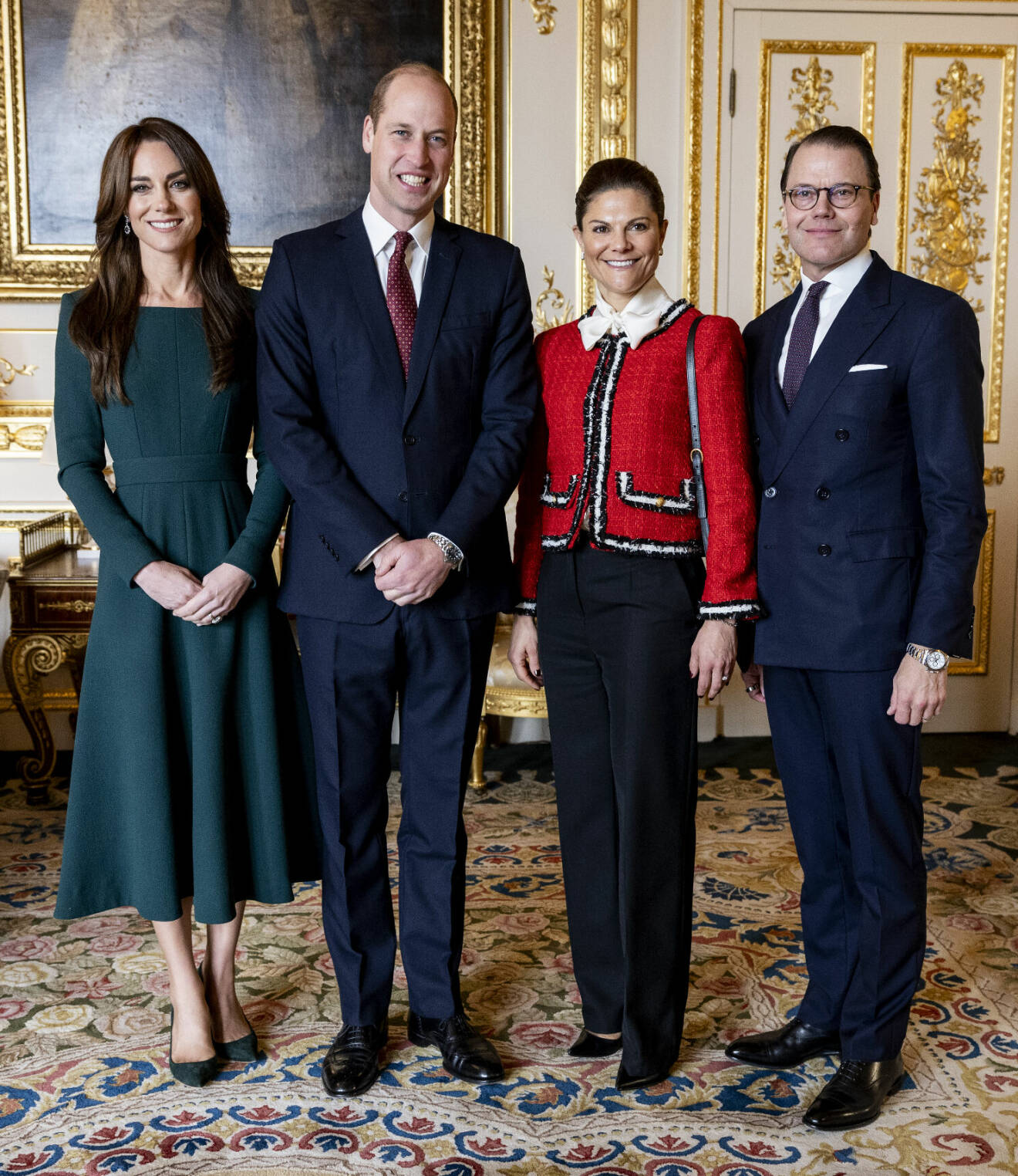 Kronprinsessan Victoria i röd dräktjacka eller kavaj från Alice+Olivia samt blus från Stenströms och prinsessan Kate i grön klänning från Emilia Wickstead