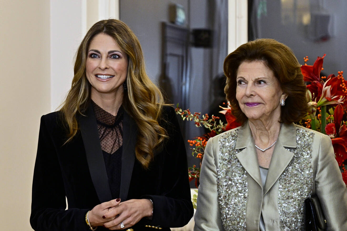Prinsessan Madeleine och drottning Silvia närvarar vid en konsert på Lilla Akademien med anledning av drottningens 80-årsdag.