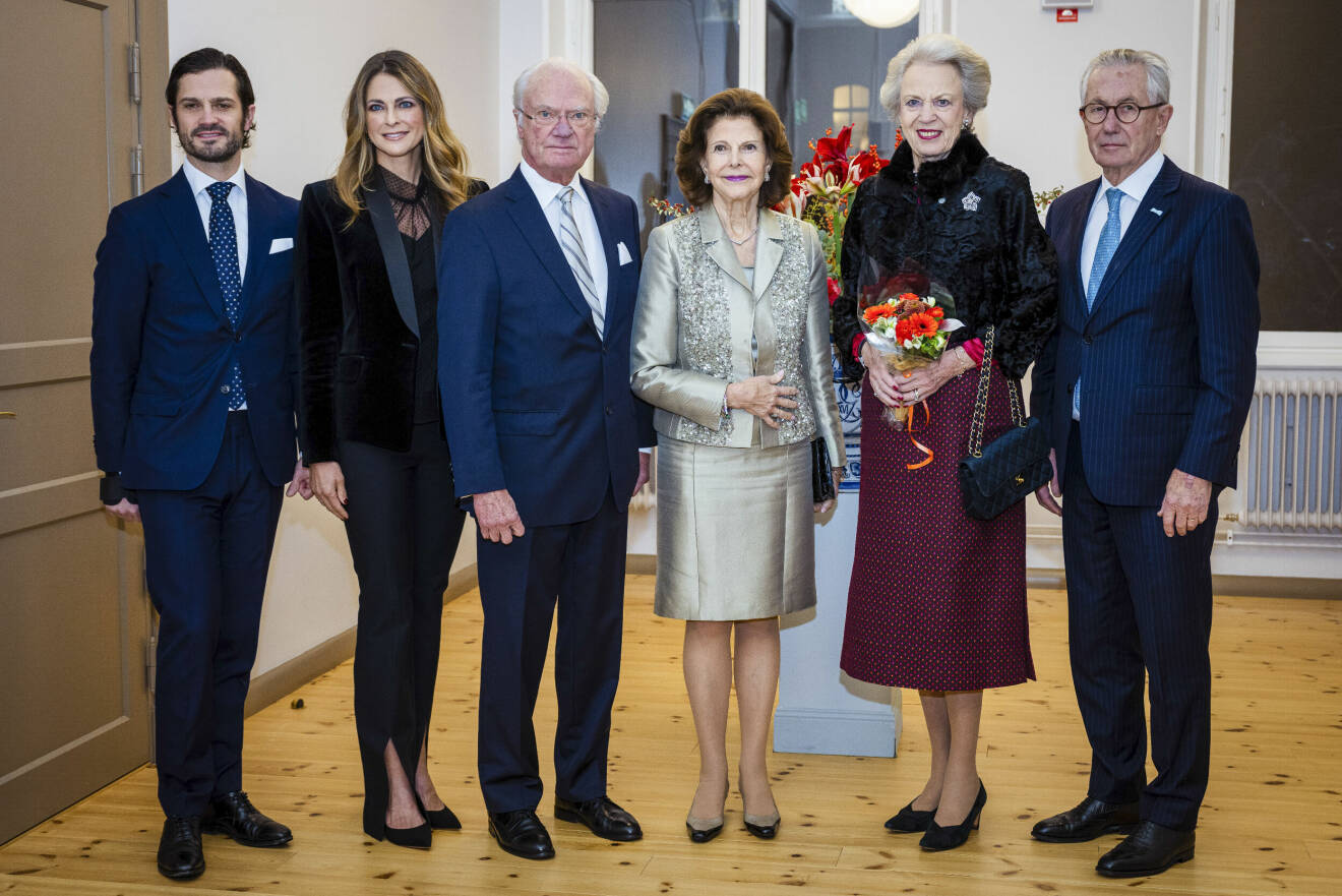Prins Carl Philip, prinsessan Madeleine, kung Carl Gustaf, drottning Silvia, prinsessan Benedikte av Danmark och Tord Magnuson närvarar vid en konsert på Lilla Akademien med anledning av drottningens 80-årsdag.