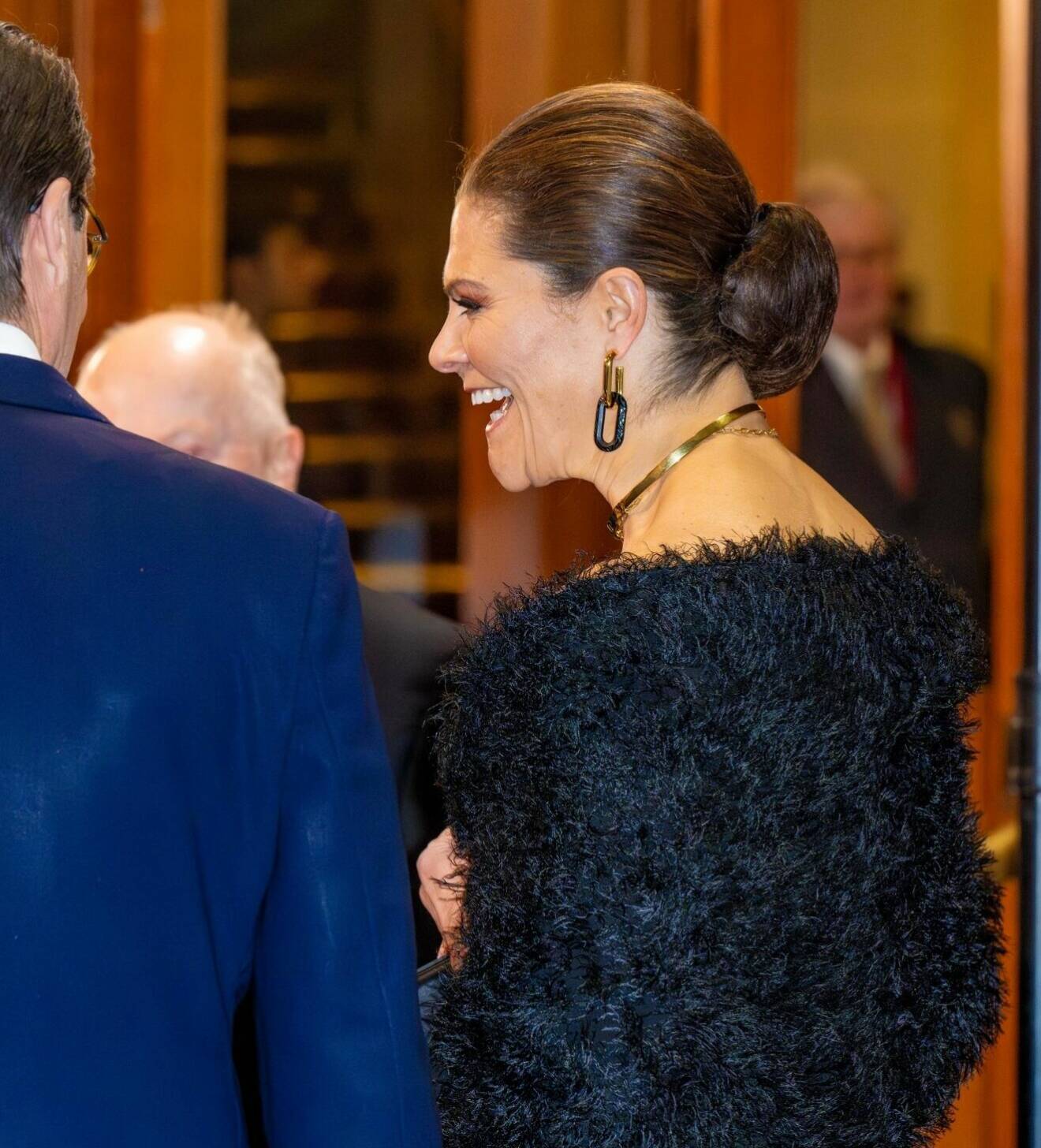 Kronprinsessan Victorias festfrisyr och klänning från Toteme vid galan i Royal Albert Hall