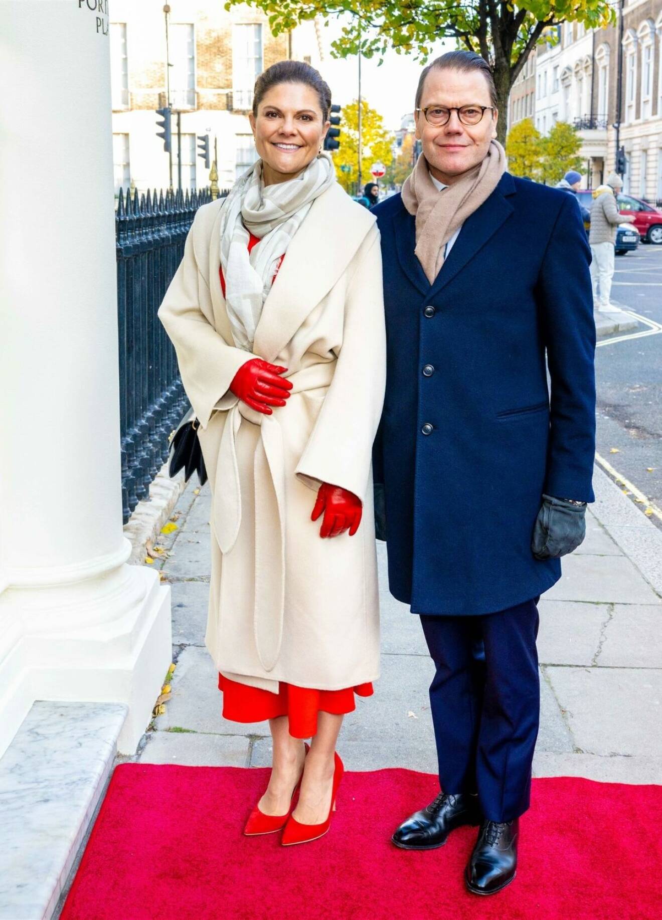 Kronprinsessan Victoria i vit kappa och prins Daniel i blå överrock under besöket i London