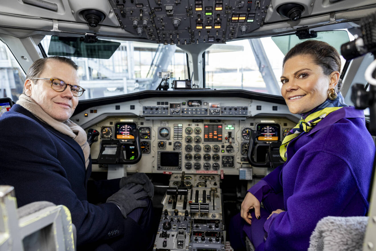Kronprinsessan Victoria och prins Daniel i cockpit på flyglaboratoriet på Cranefield University